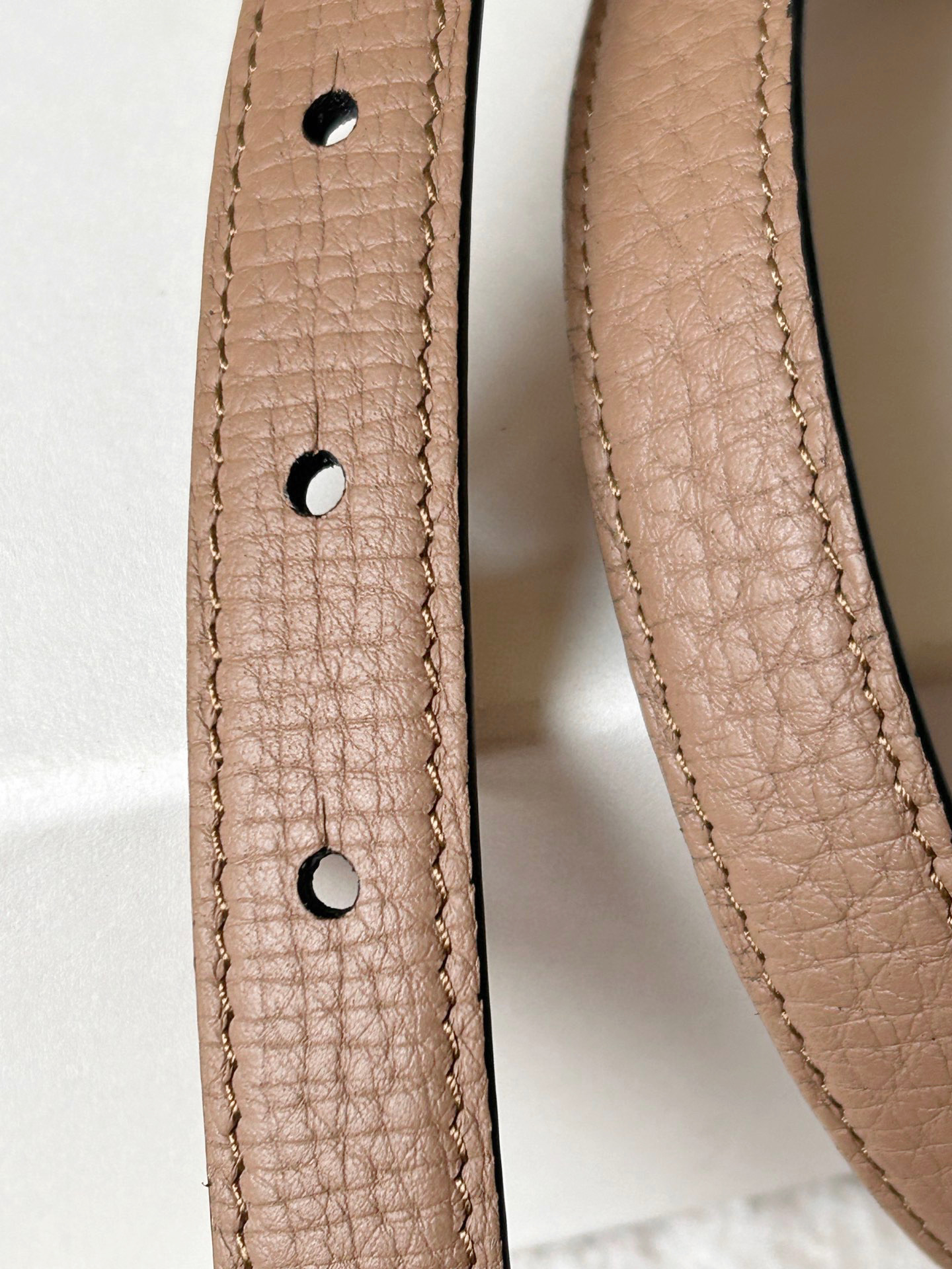 Chic and Classic: 2.0 cm Wide Belt with Gold Metal Button - 图片 5