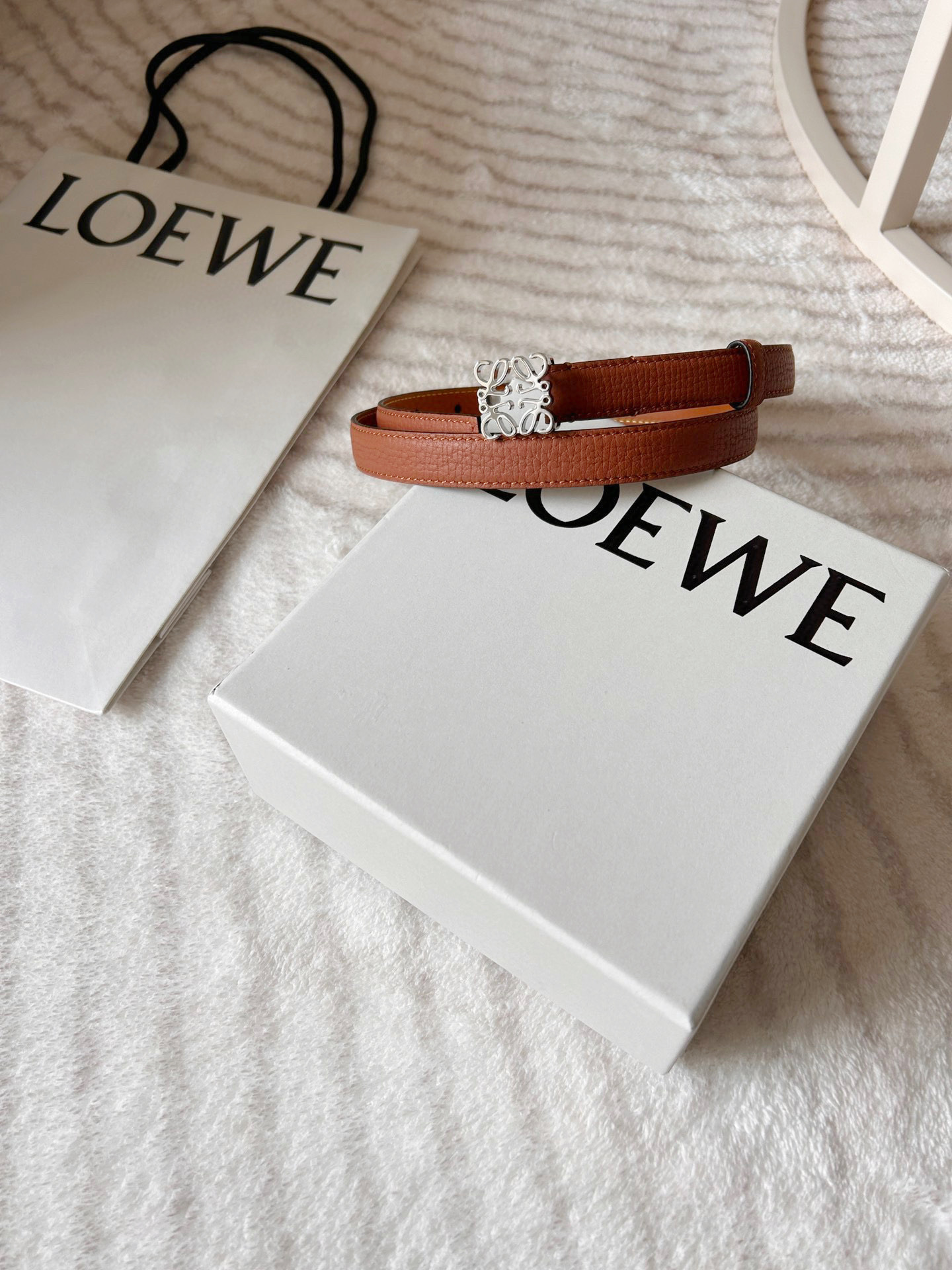 Elegant Women’s Belt: Crafted with Fine Details and Gold Metal Button - 图片 2