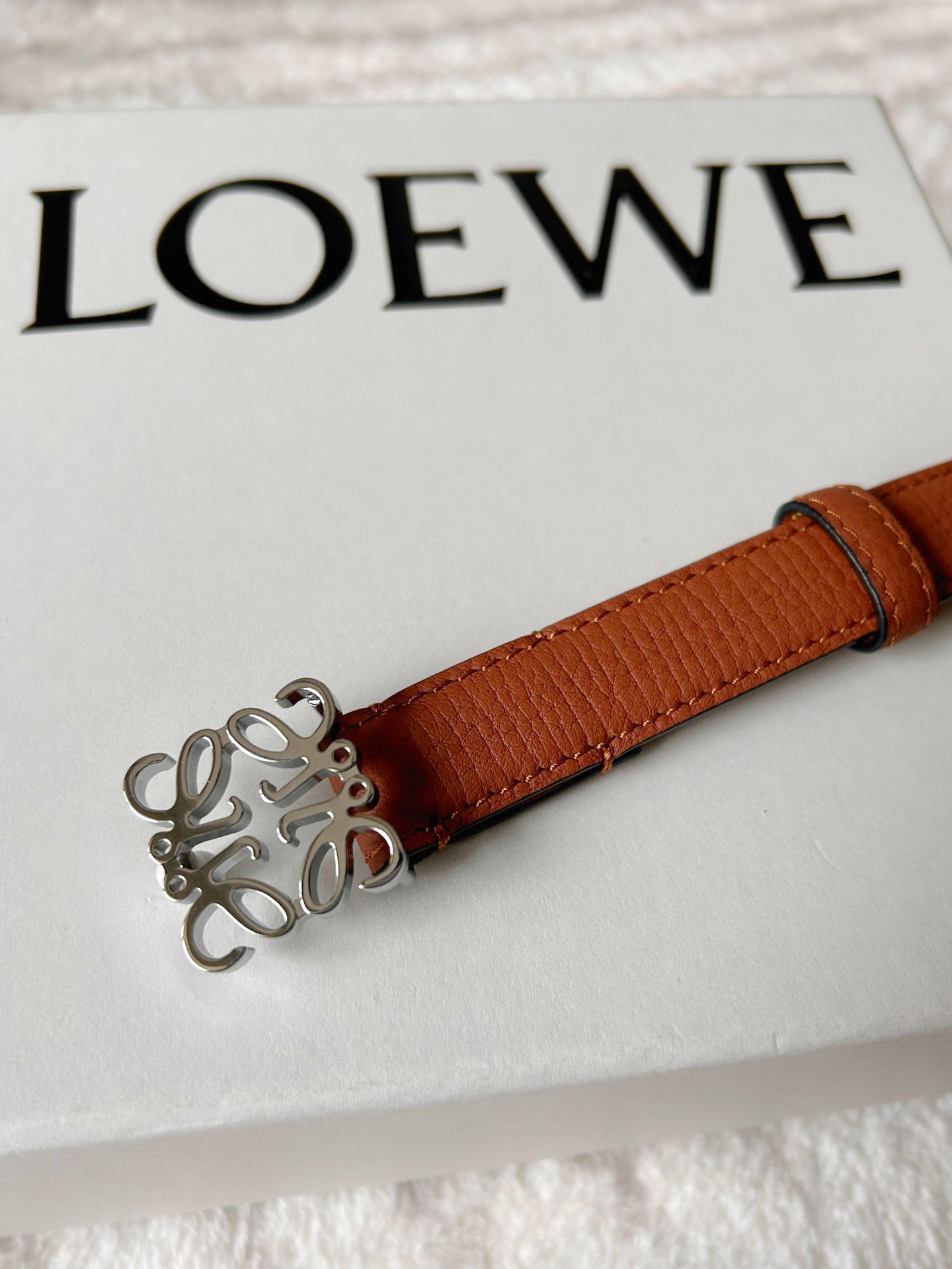 Elegant Women’s Belt: Crafted with Fine Details and Gold Metal Button - 图片 6