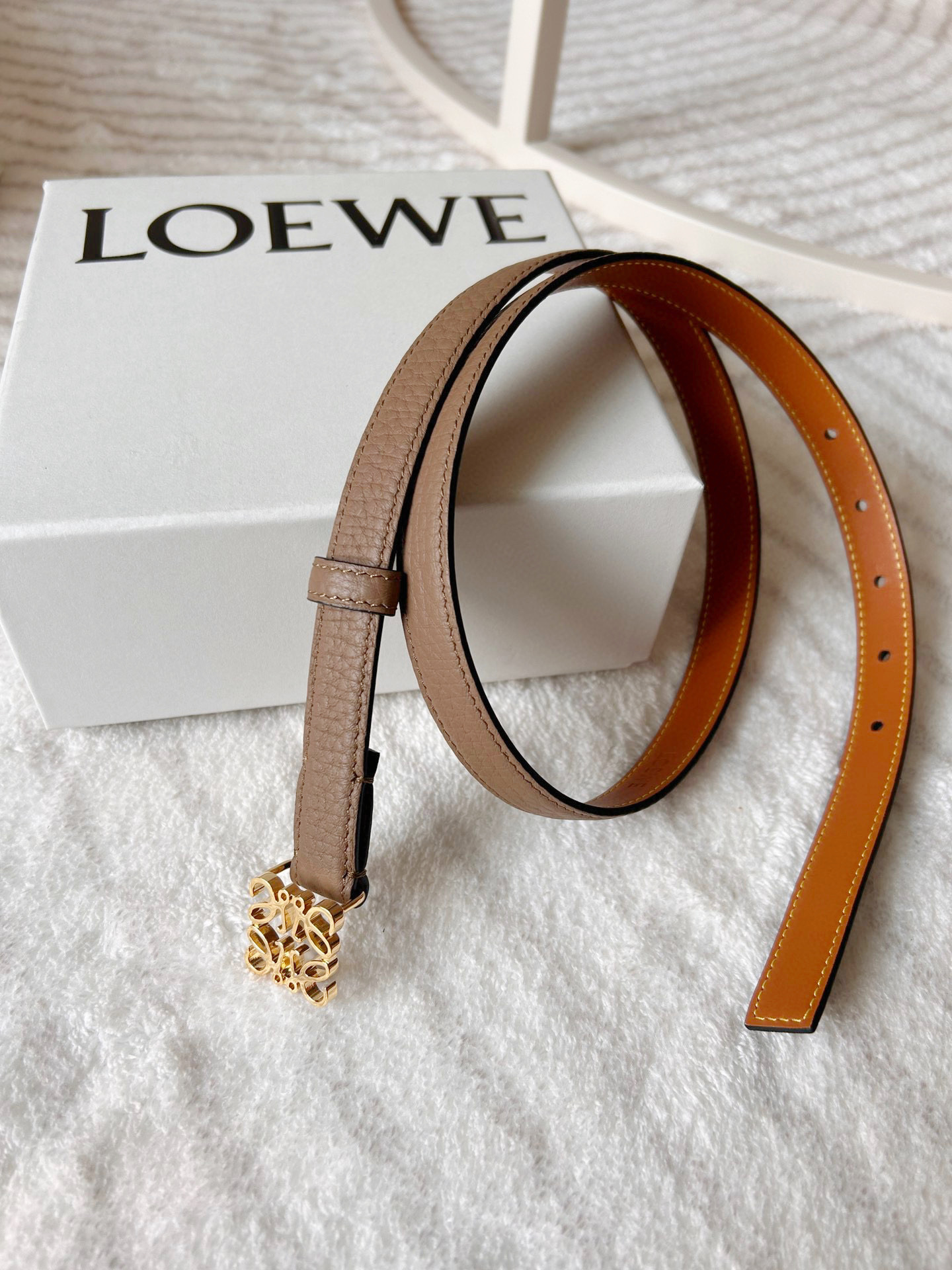 Chic and Classic: 2.0 cm Wide Belt with Gold Metal Button - 图片 3