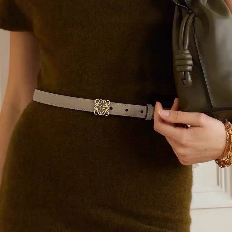 Elegant Woman’s Belt: Crafted in Fine Pebble-Grained Pelt with Gold Metal Button - 图片 5