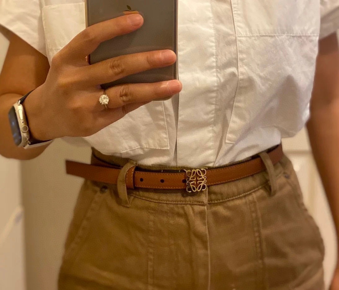 Elegant Woman’s Belt: Crafted in Fine Pebble-Grained Pelt with Gold Metal Button - 图片 4