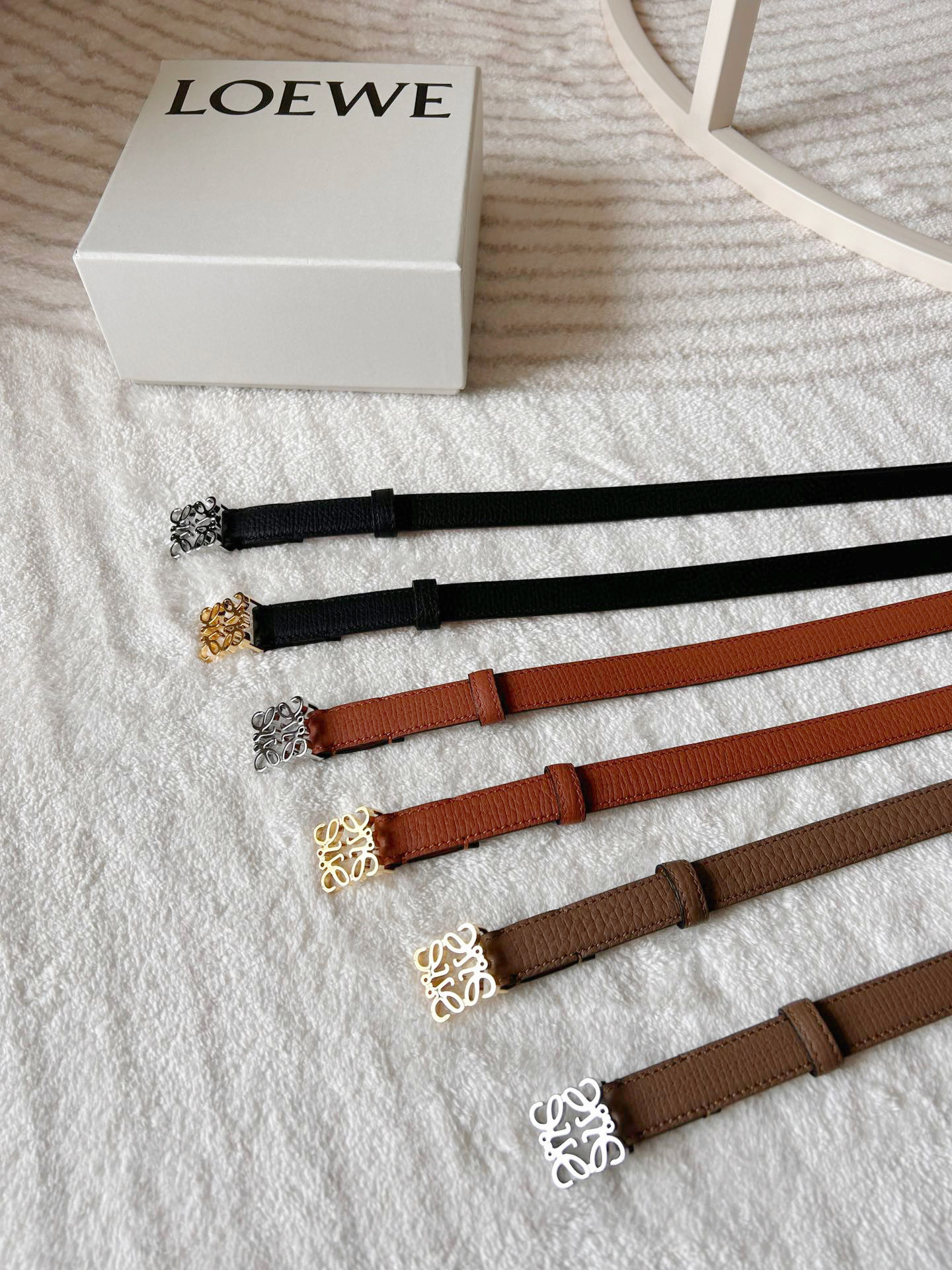 Elegant Woman’s Belt: Crafted in Fine Pebble-Grained Pelt with Gold Metal Button