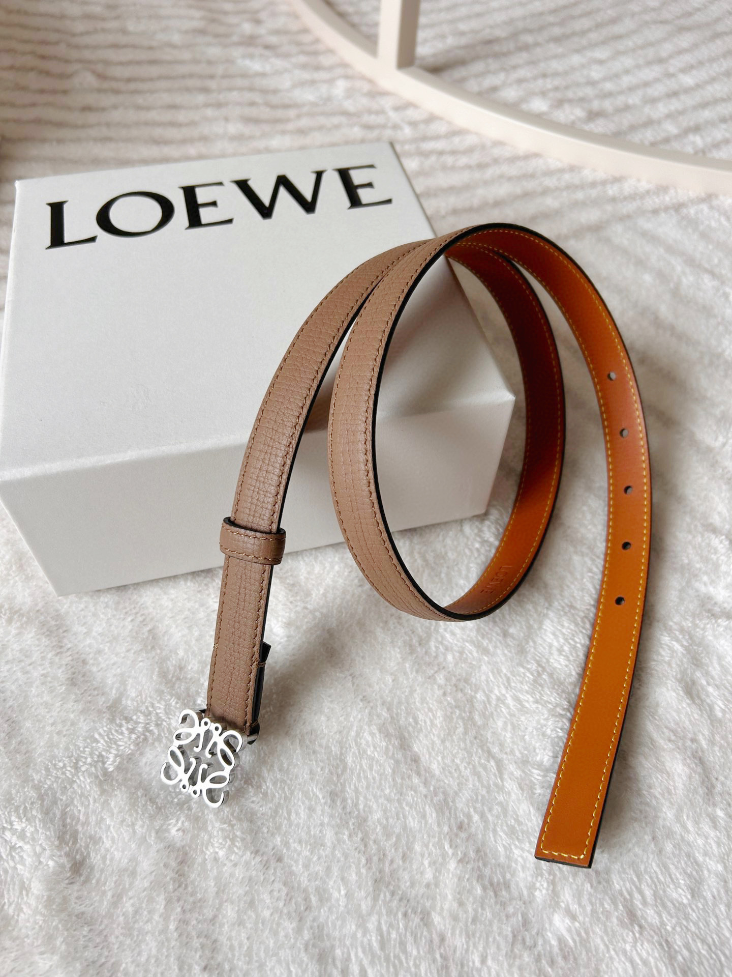 Elegant Women’s Belt: Craftsmanship and Aesthetics in a Classic Design - 图片 2