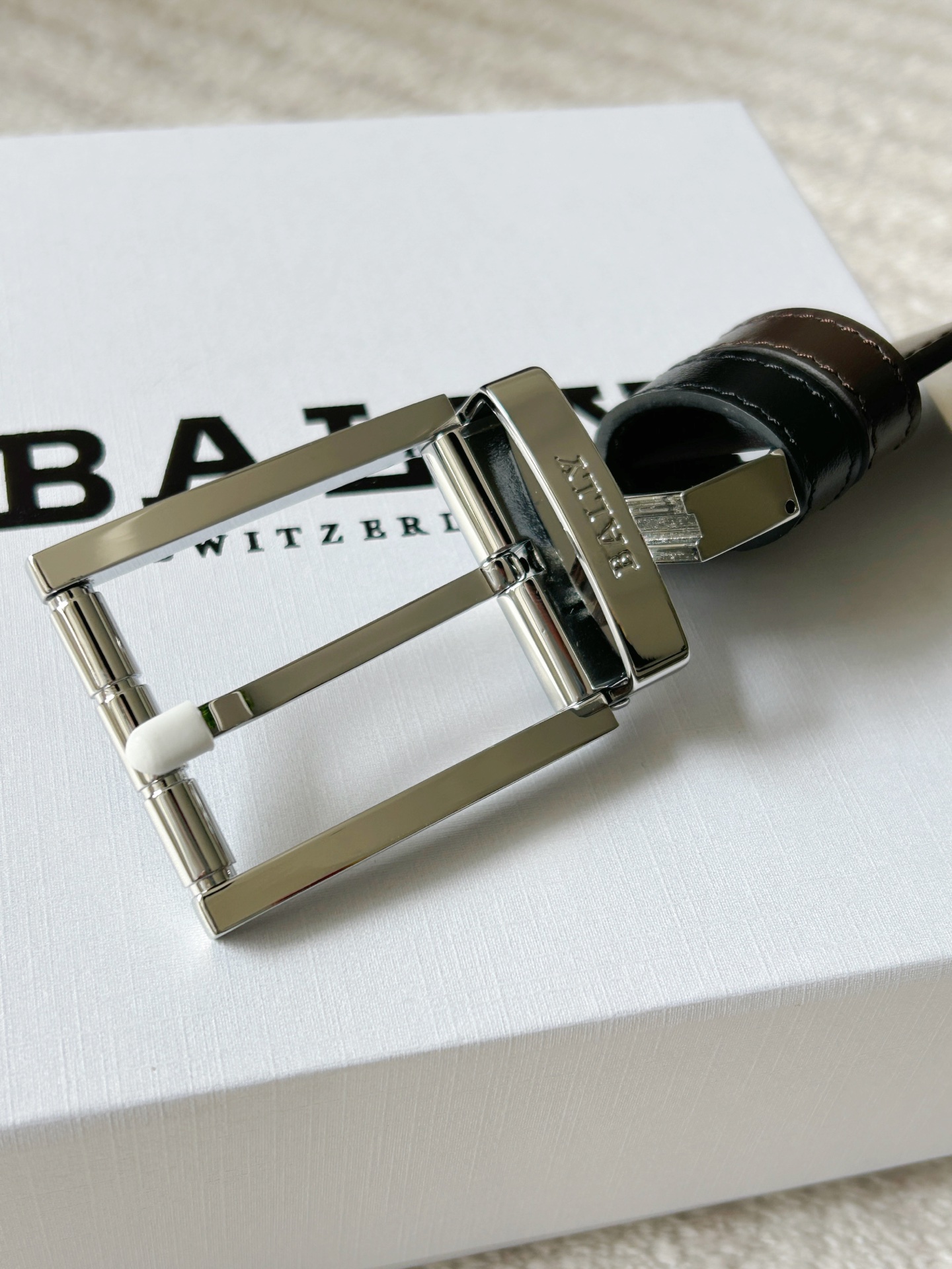 “Bally Men’s Leather Belt: Modern Double-Belt Design with Classic Black and White Stripes” - 图片 3