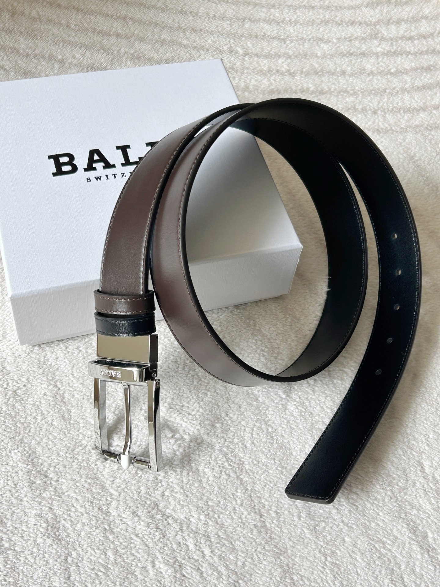 “Bally Men’s Leather Belt: Modern Double-Belt Design with Classic Black and White Stripes” - 图片 5