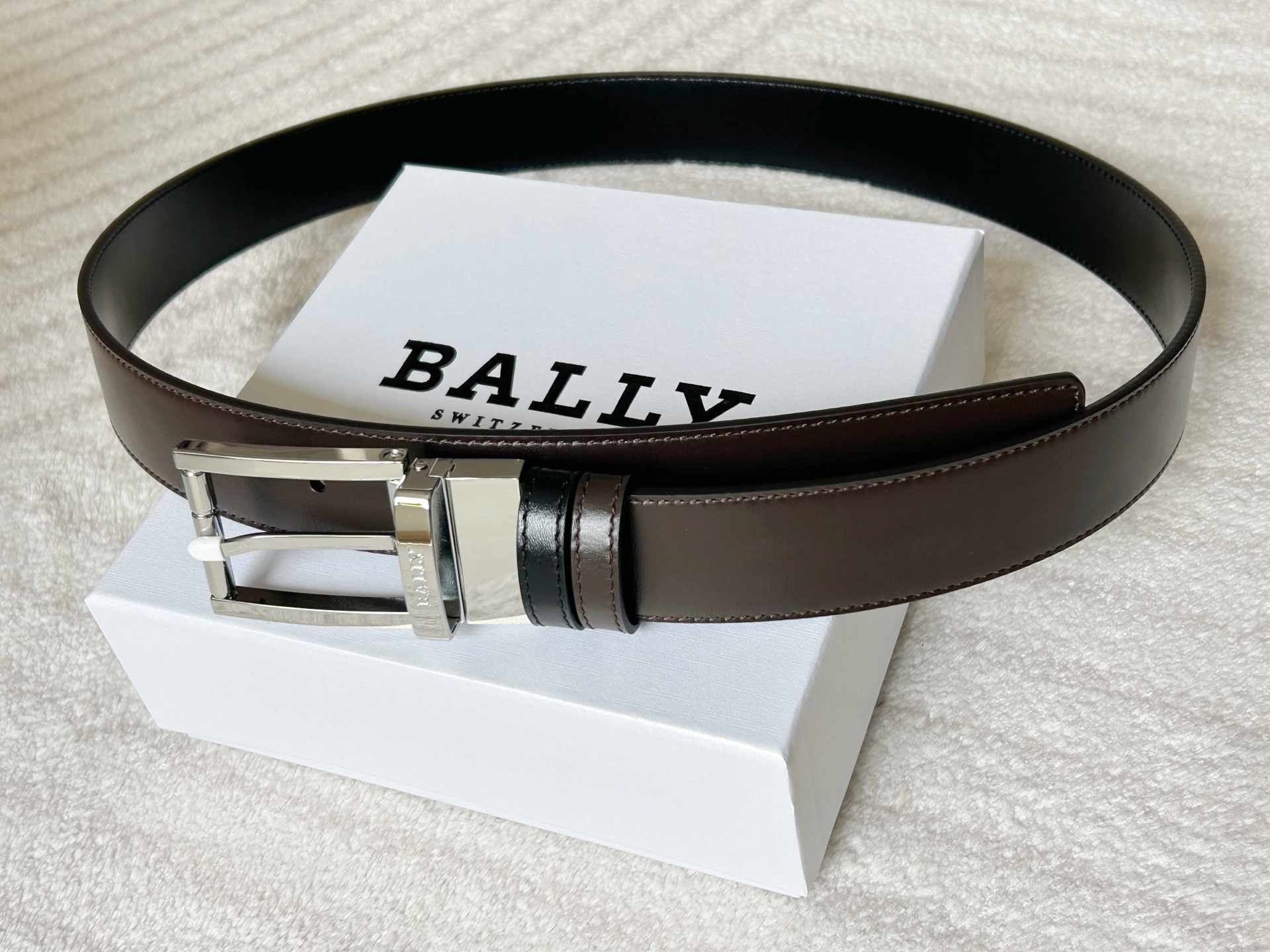 “Bally Men’s Leather Belt: Modern Double-Belt Design with Classic Black and White Stripes” - 图片 7