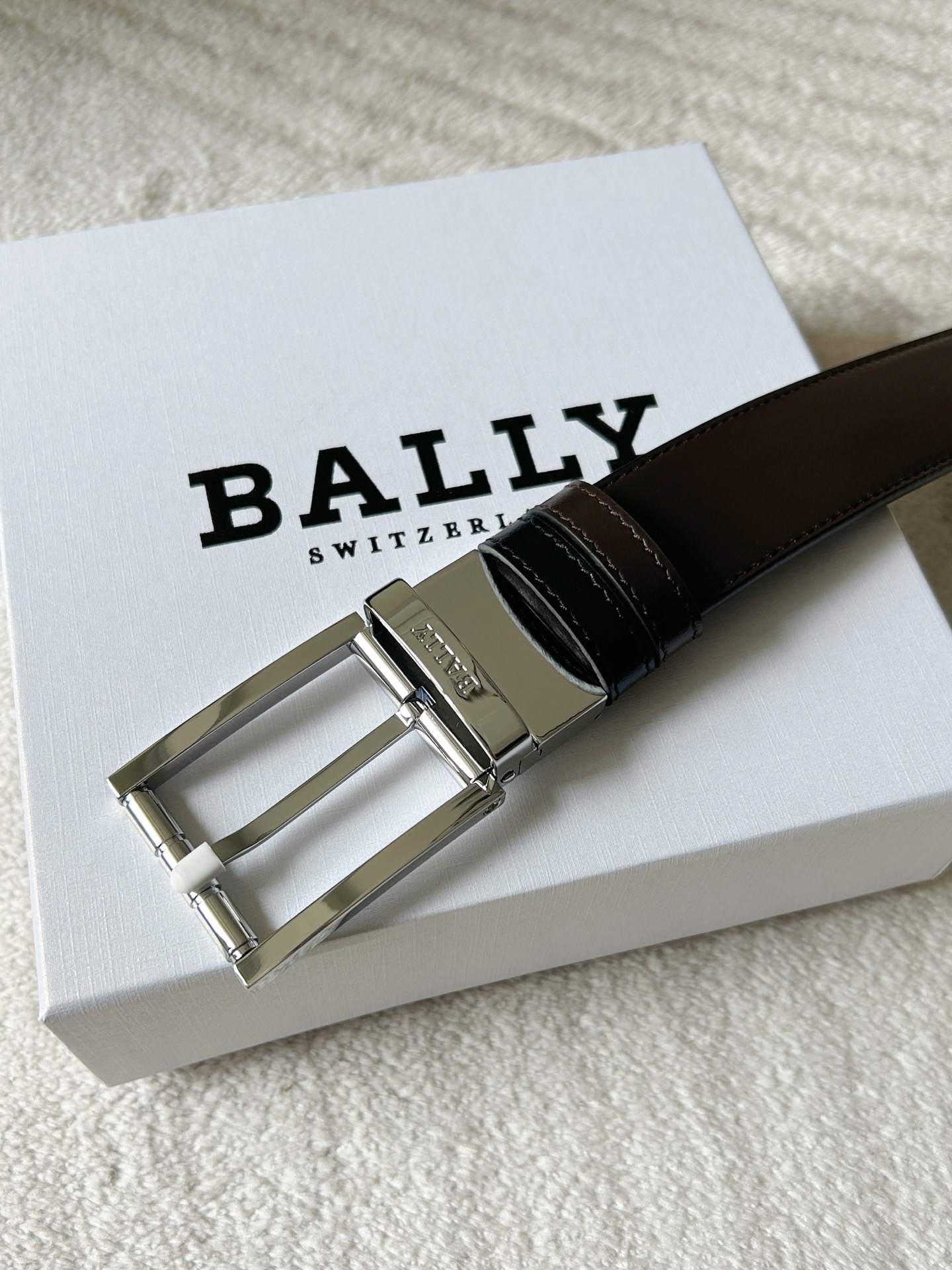 “Bally Men’s Leather Belt: Modern Double-Belt Design with Classic Black and White Stripes” - 图片 2