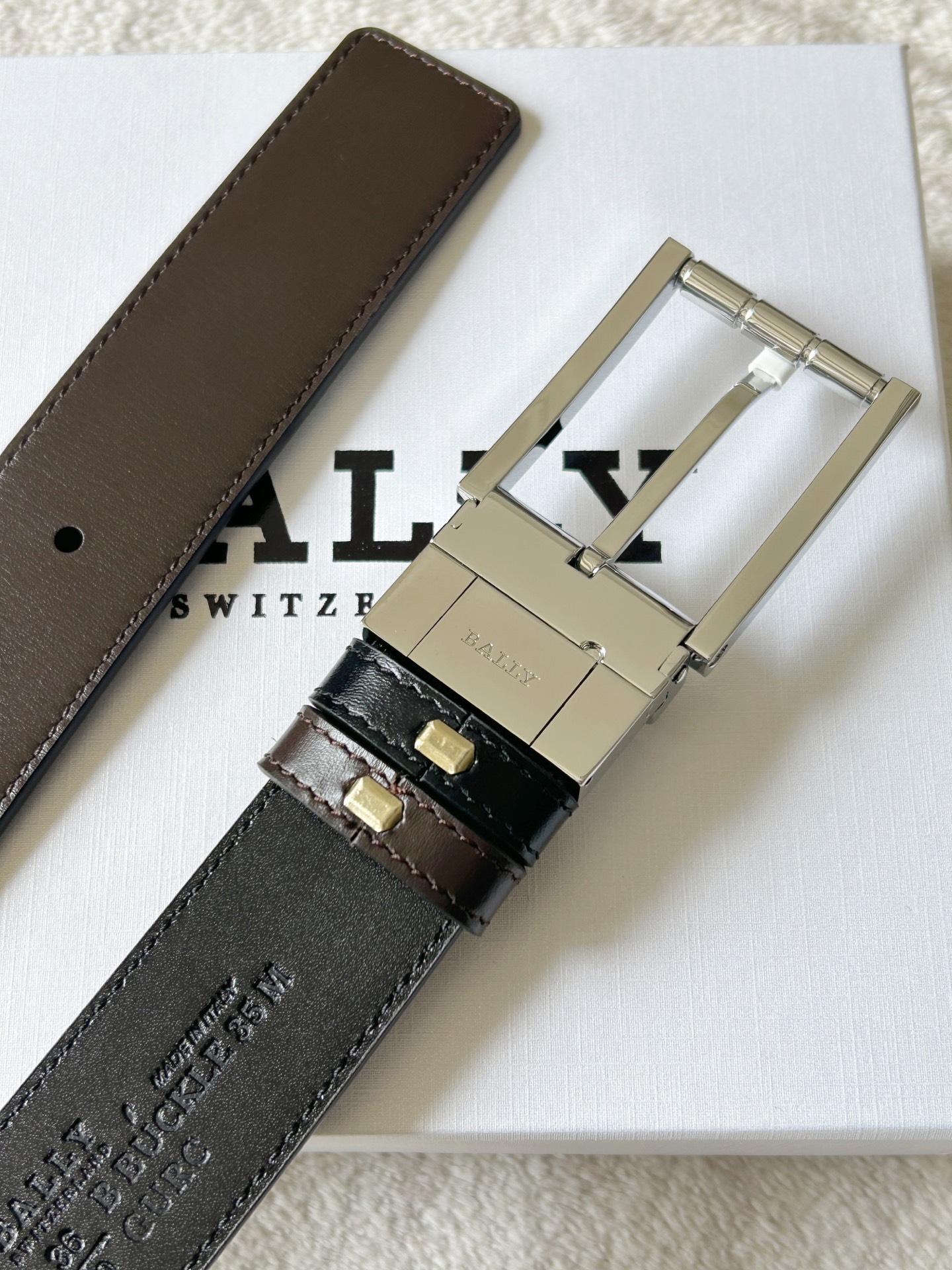 “Bally Men’s Leather Belt: Modern Double-Belt Design with Classic Black and White Stripes” - 图片 4