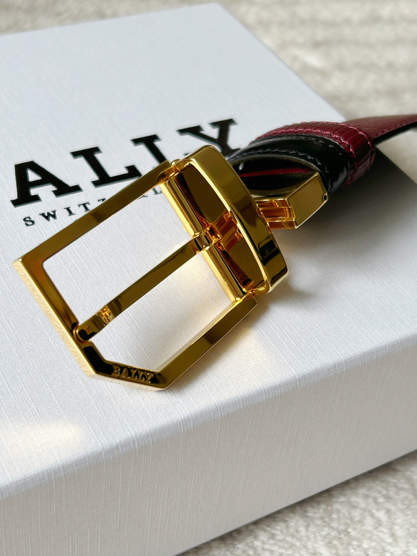 Bally Men’s Double Belt: Modern Style with Classic Black and White Stripes - 图片 3