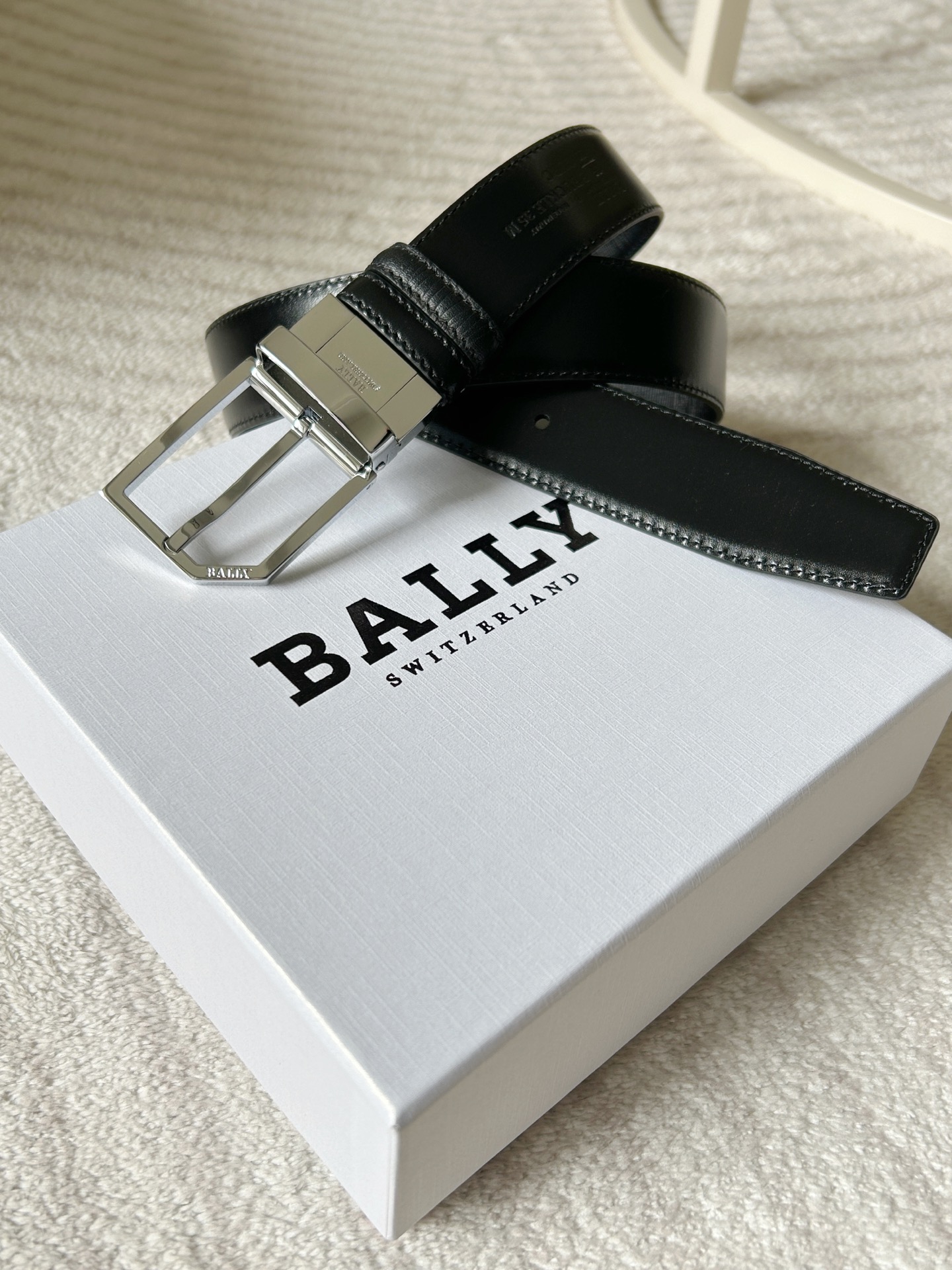 Bally Men’s Double Belt: Classic Black and White Stripe Design with Modern Twist - 图片 8