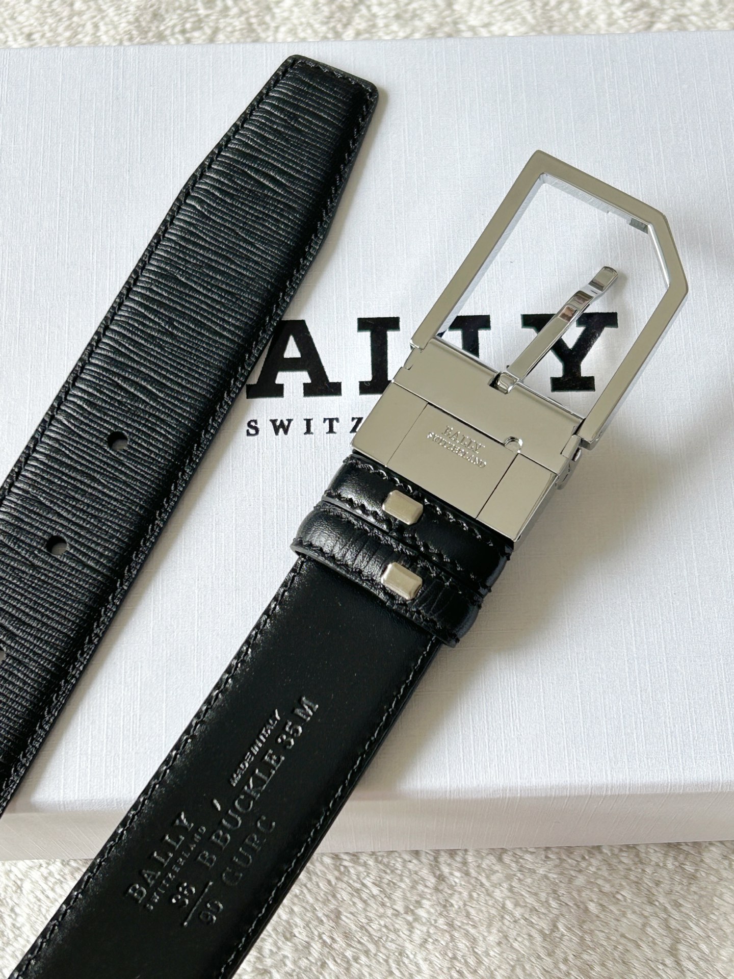 Bally Men’s Double Belt: Classic Black and White Stripe Design with Modern Twist - 图片 4