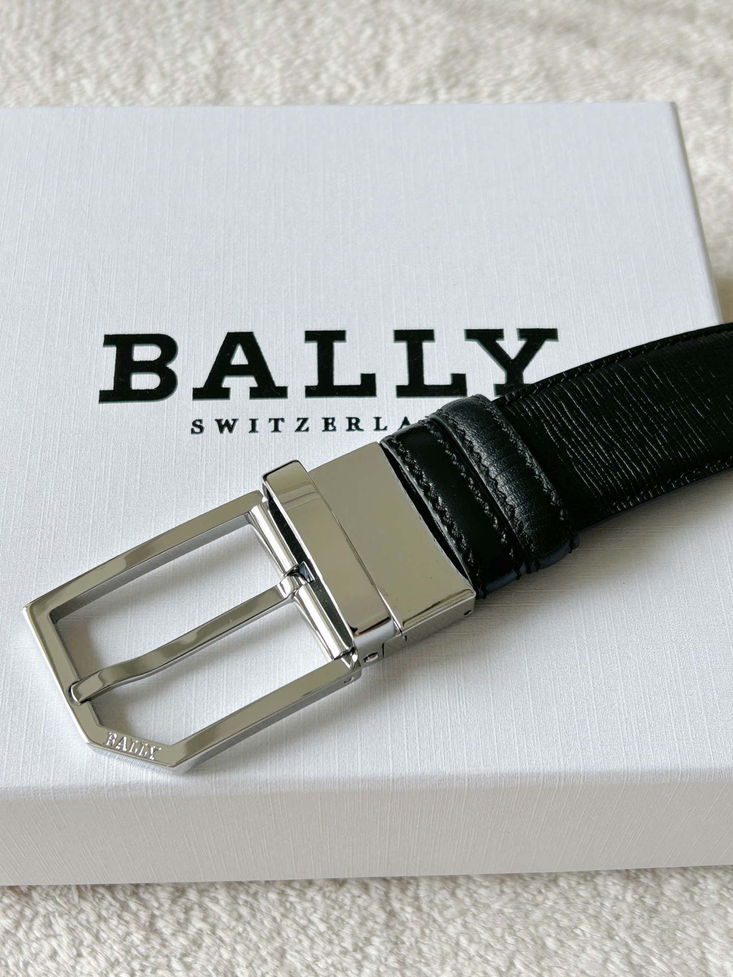 Bally Men’s Double Belt: Classic Black and White Stripe Design with Modern Twist - 图片 2