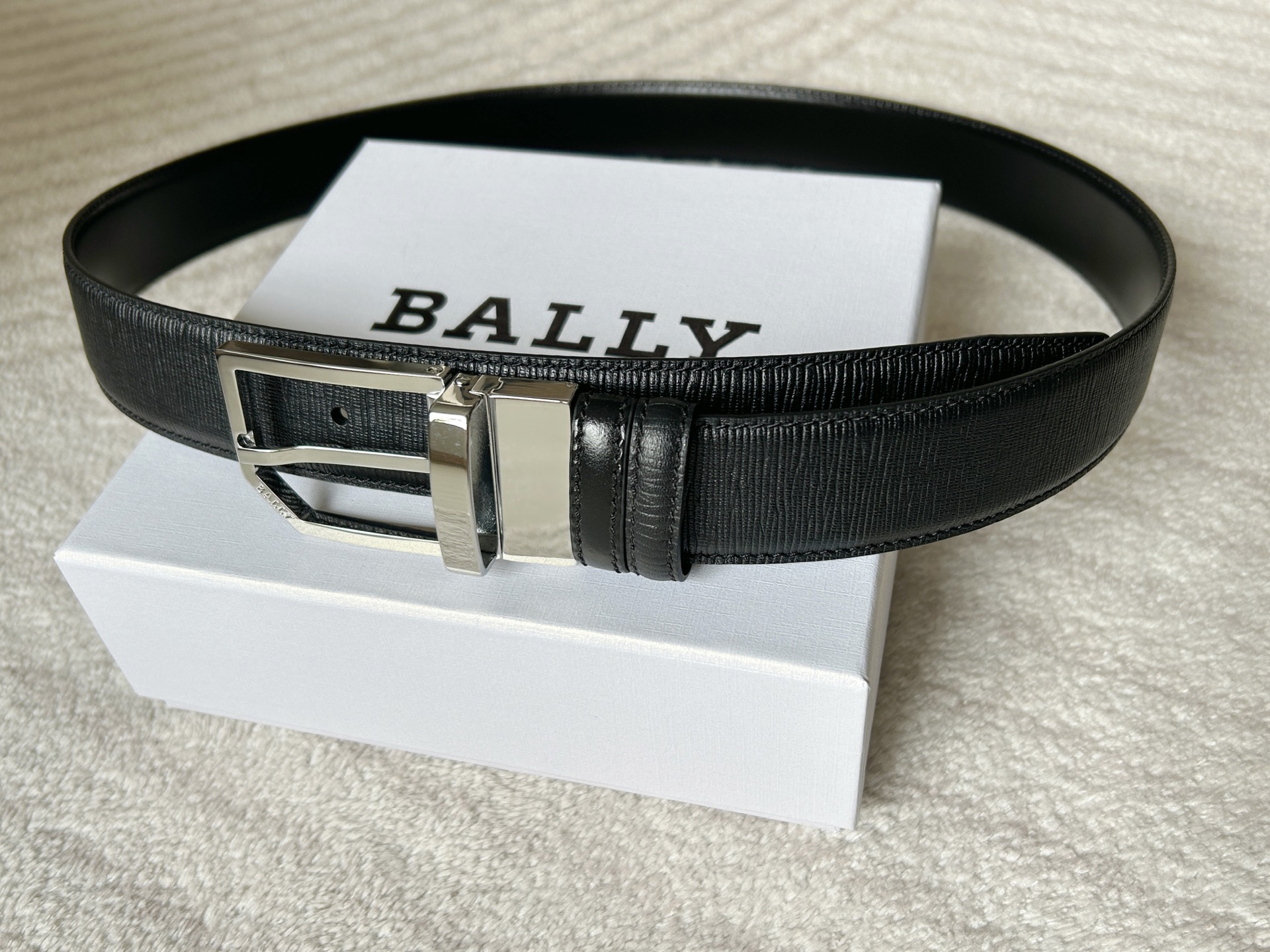 Bally Men’s Double Belt: Classic Black and White Stripe Design with Modern Twist - 图片 7
