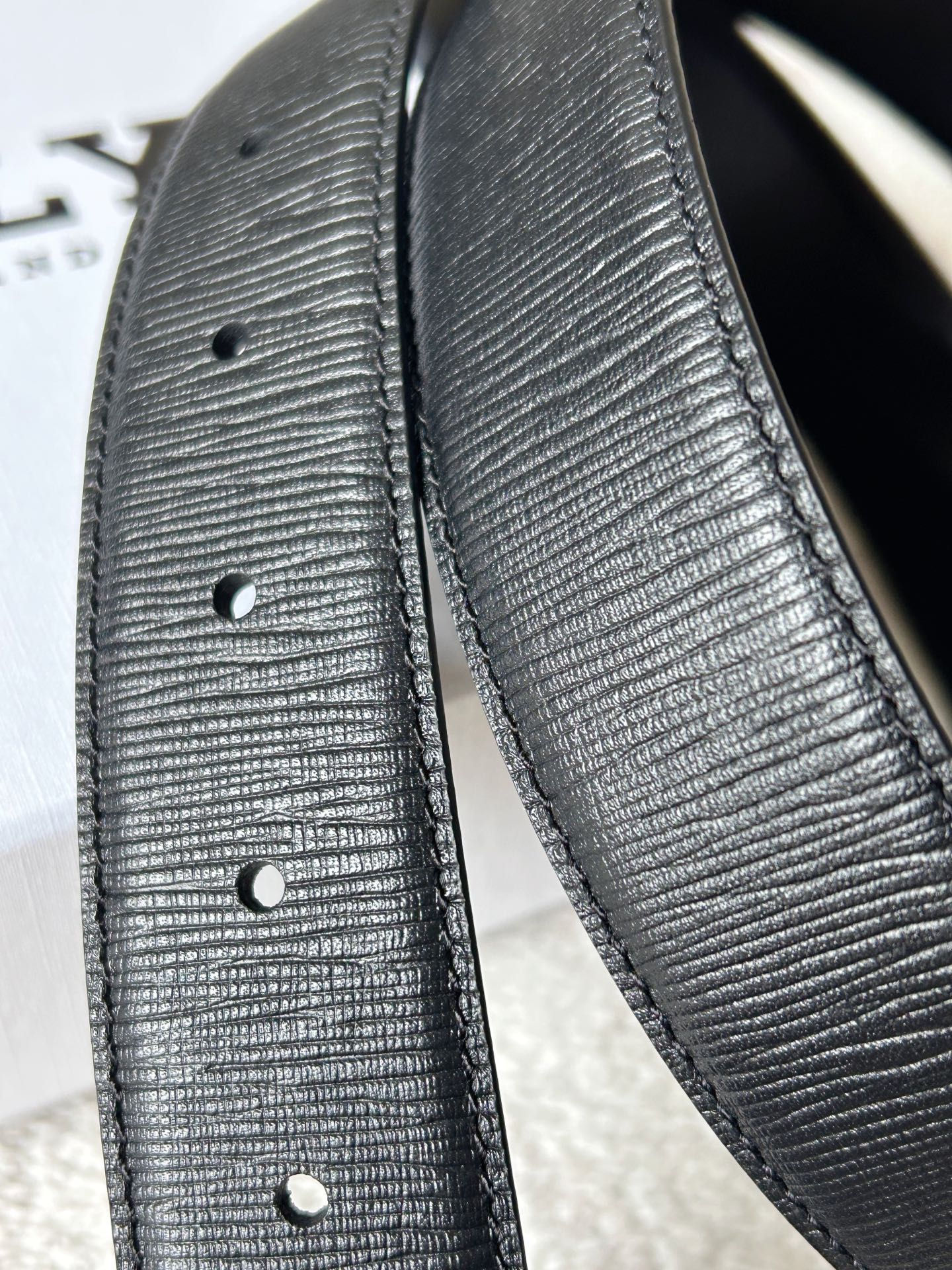 Bally Men’s Double Belt: Classic Black and White Stripe Design with Modern Twist - 图片 6