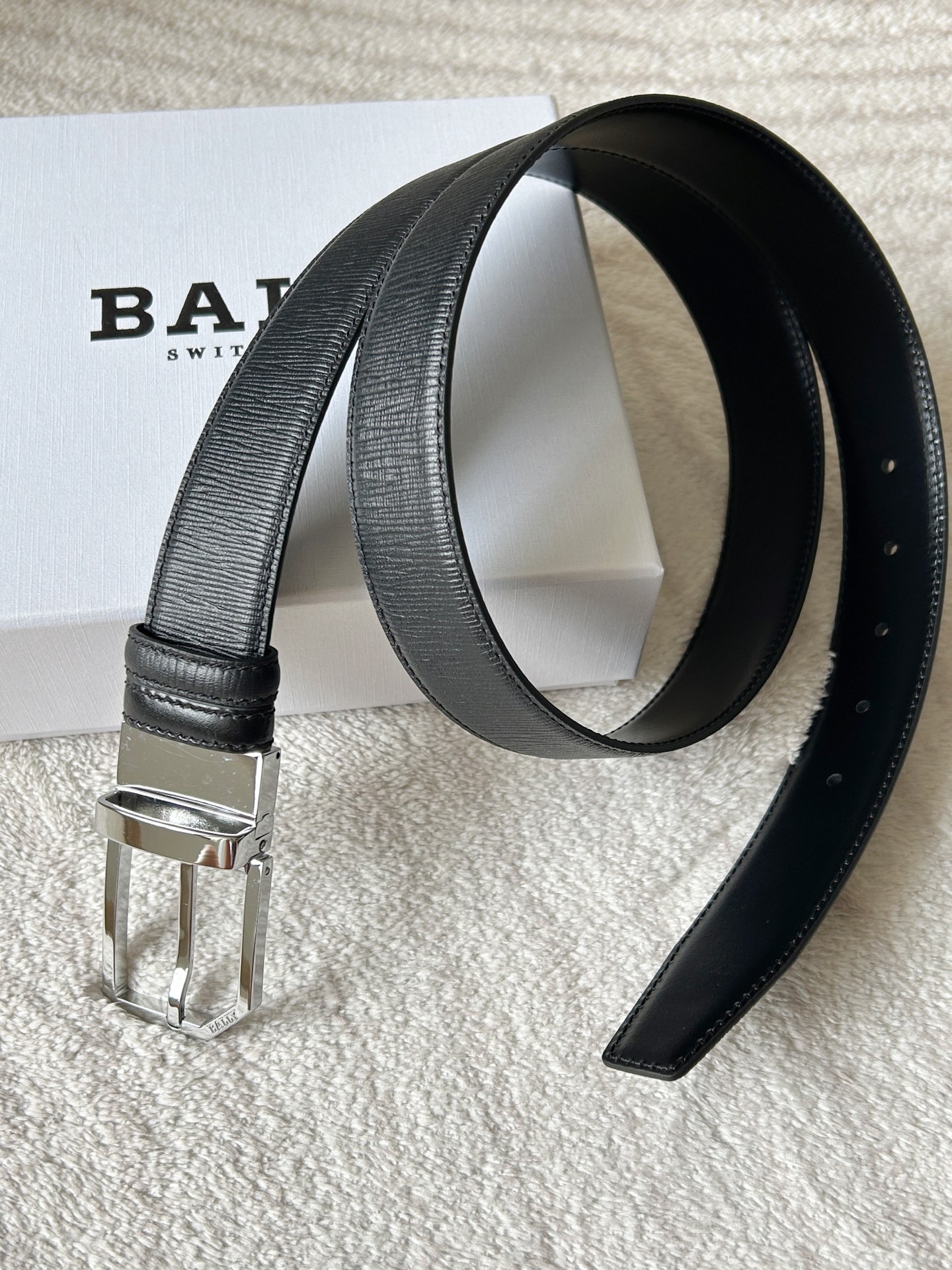 Bally Men’s Double Belt: Classic Black and White Stripe Design with Modern Twist - 图片 5