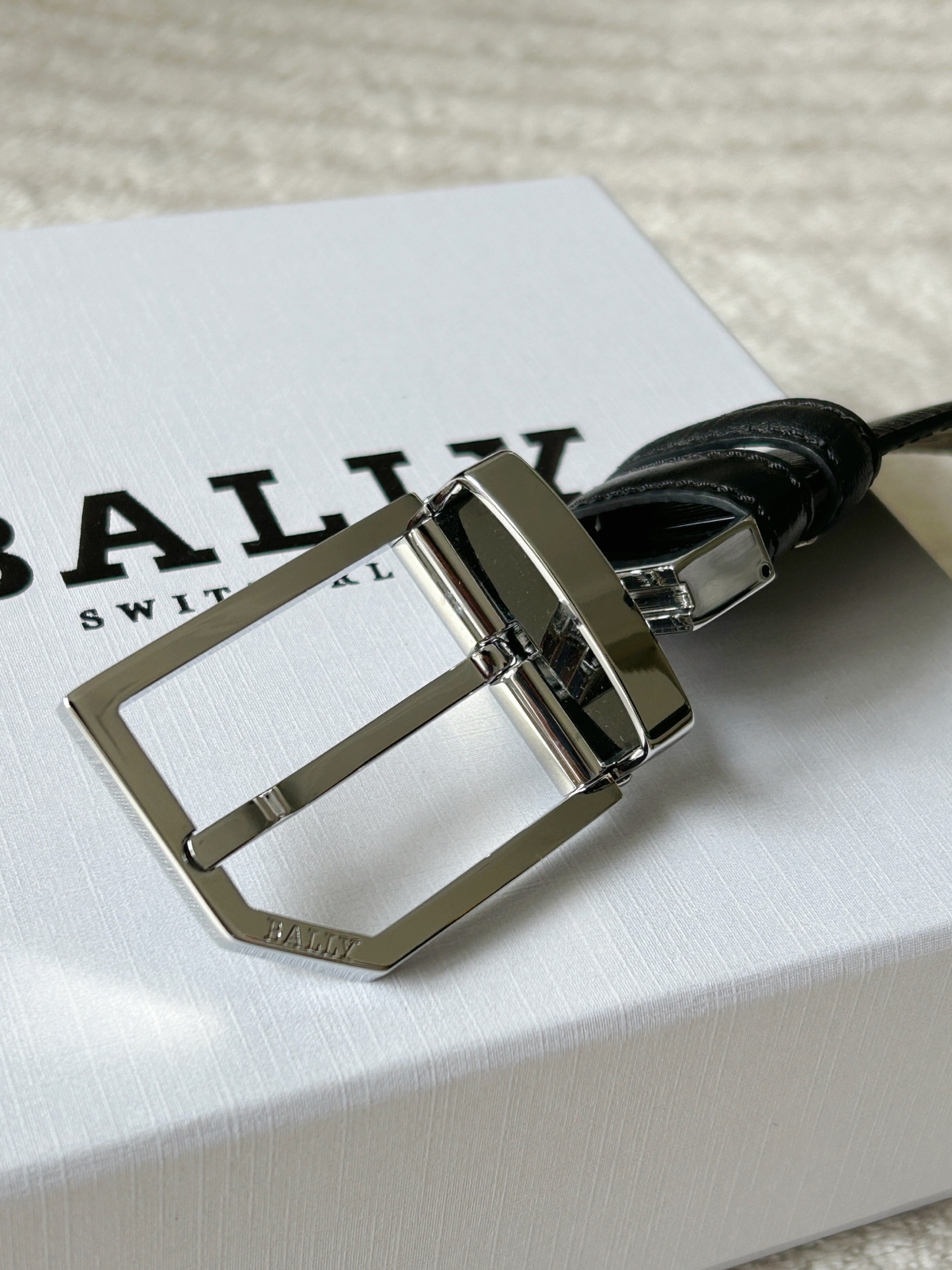 Bally Men’s Double Belt: Classic Black and White Stripe Design with Modern Twist - 图片 3