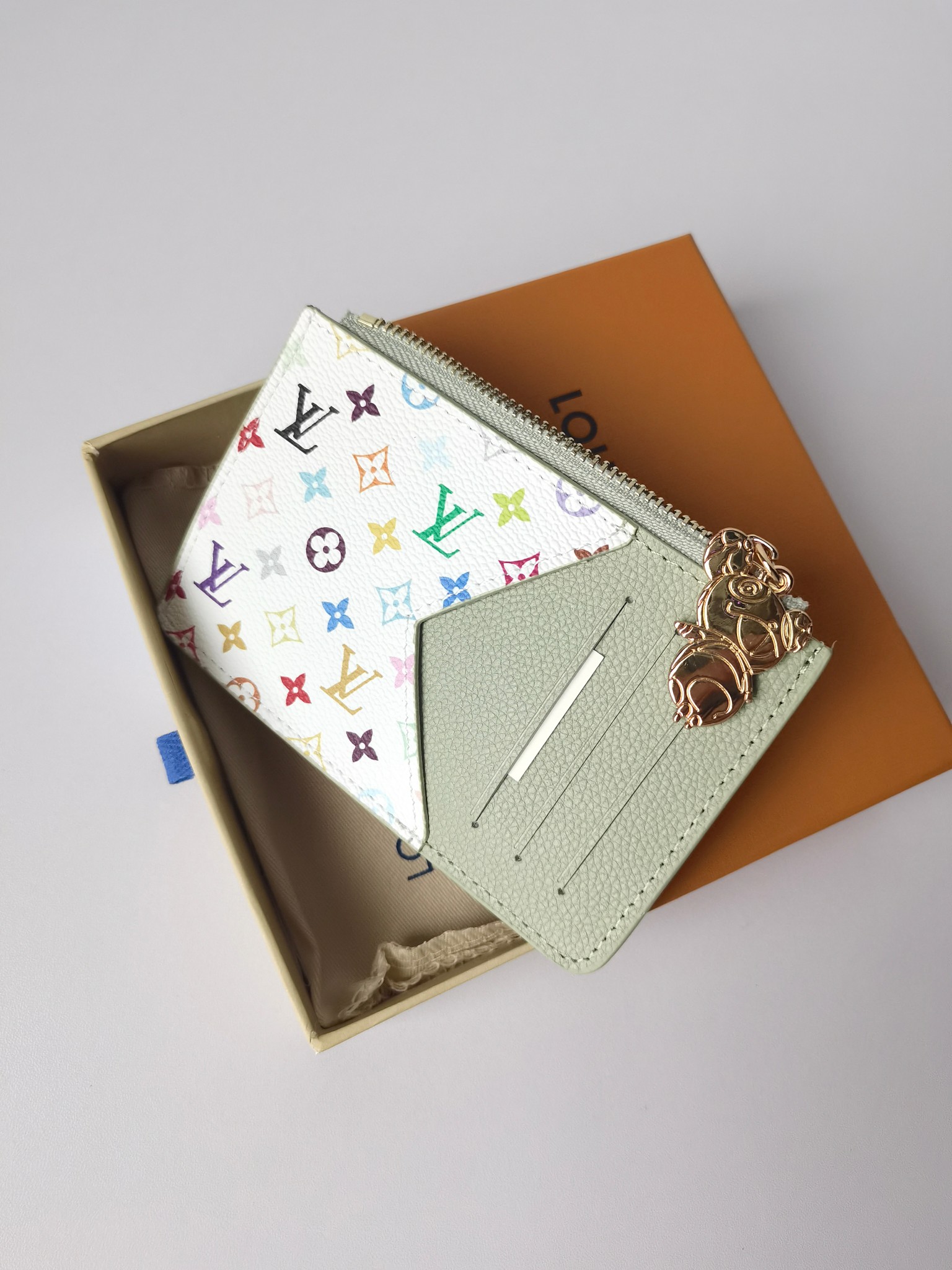 Louis Vuitton x Romy Cards in No. 13800 Green: Zenium Collection Highlight - 图片 8