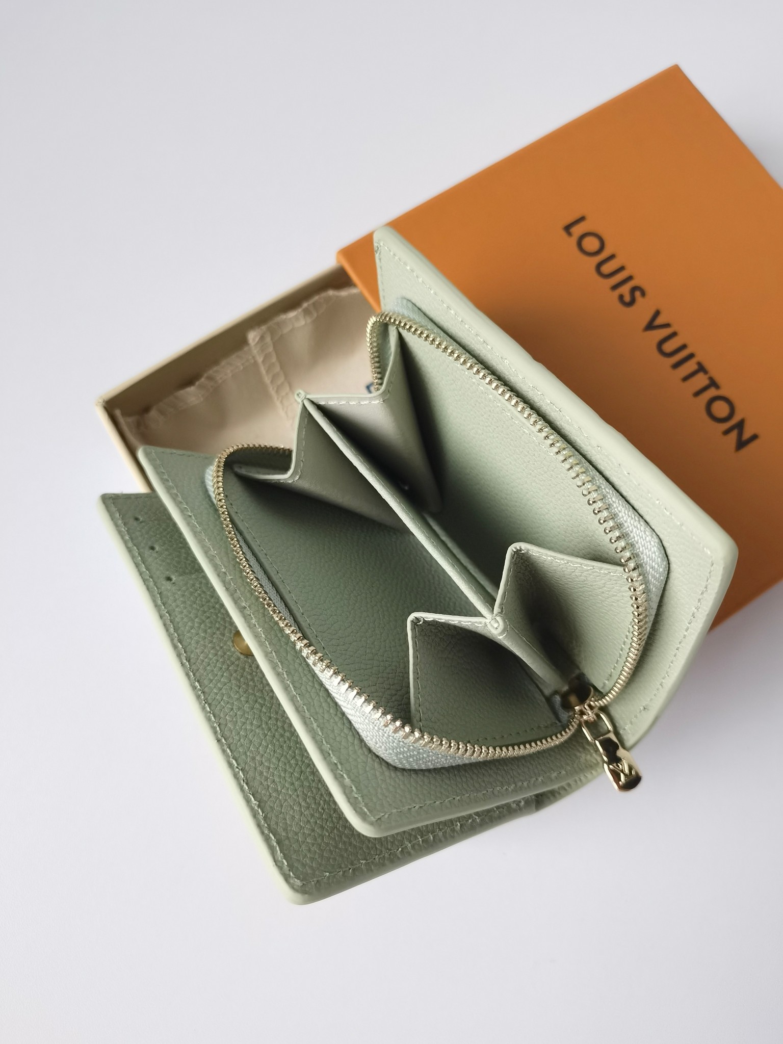Luxurious Monogram Empreinte Cléa Money Bag in Soft Pumpkin Green – M13619. - 图片 7