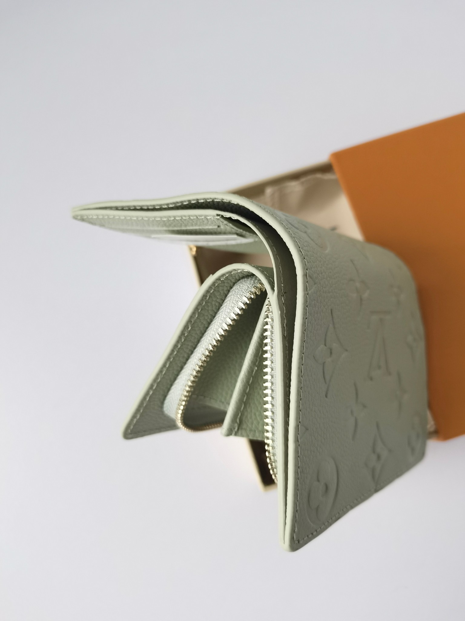 Luxurious Monogram Empreinte Cléa Money Bag in Soft Pumpkin Green – M13619. - 图片 8