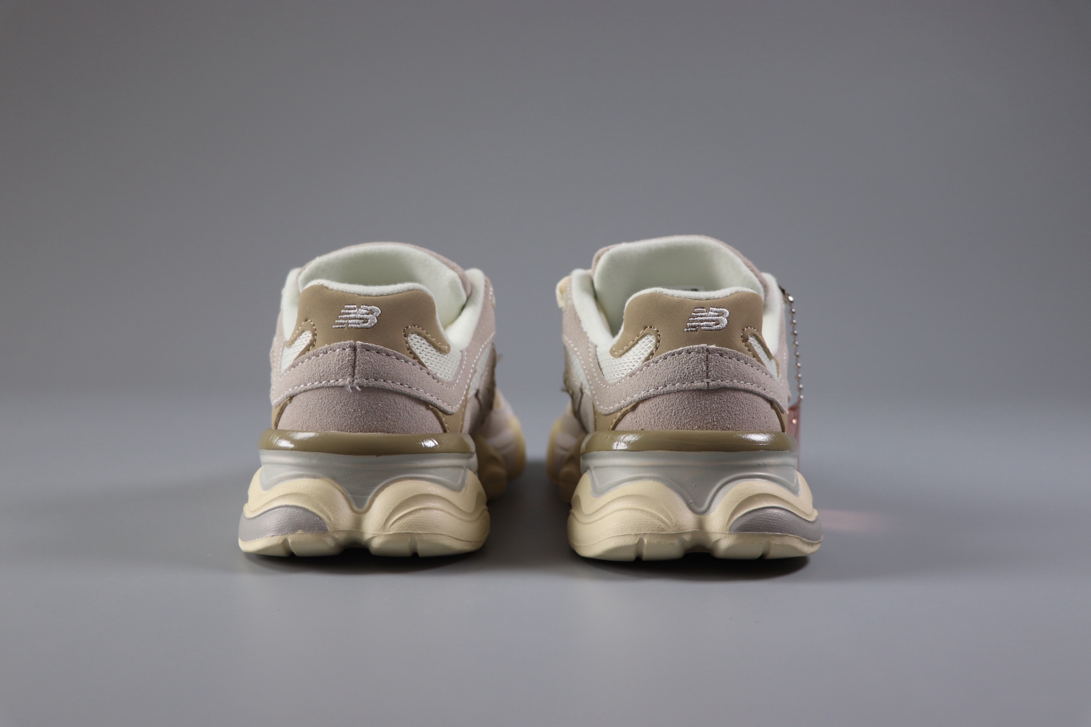 图片[4]-新百伦 New Balance NB9060童鞋26-37 海外版配色不仅显档次，鞋子也更轻盈❗️时尚大气的外观设计，学生必入的百搭童鞋款❗️-选品中心