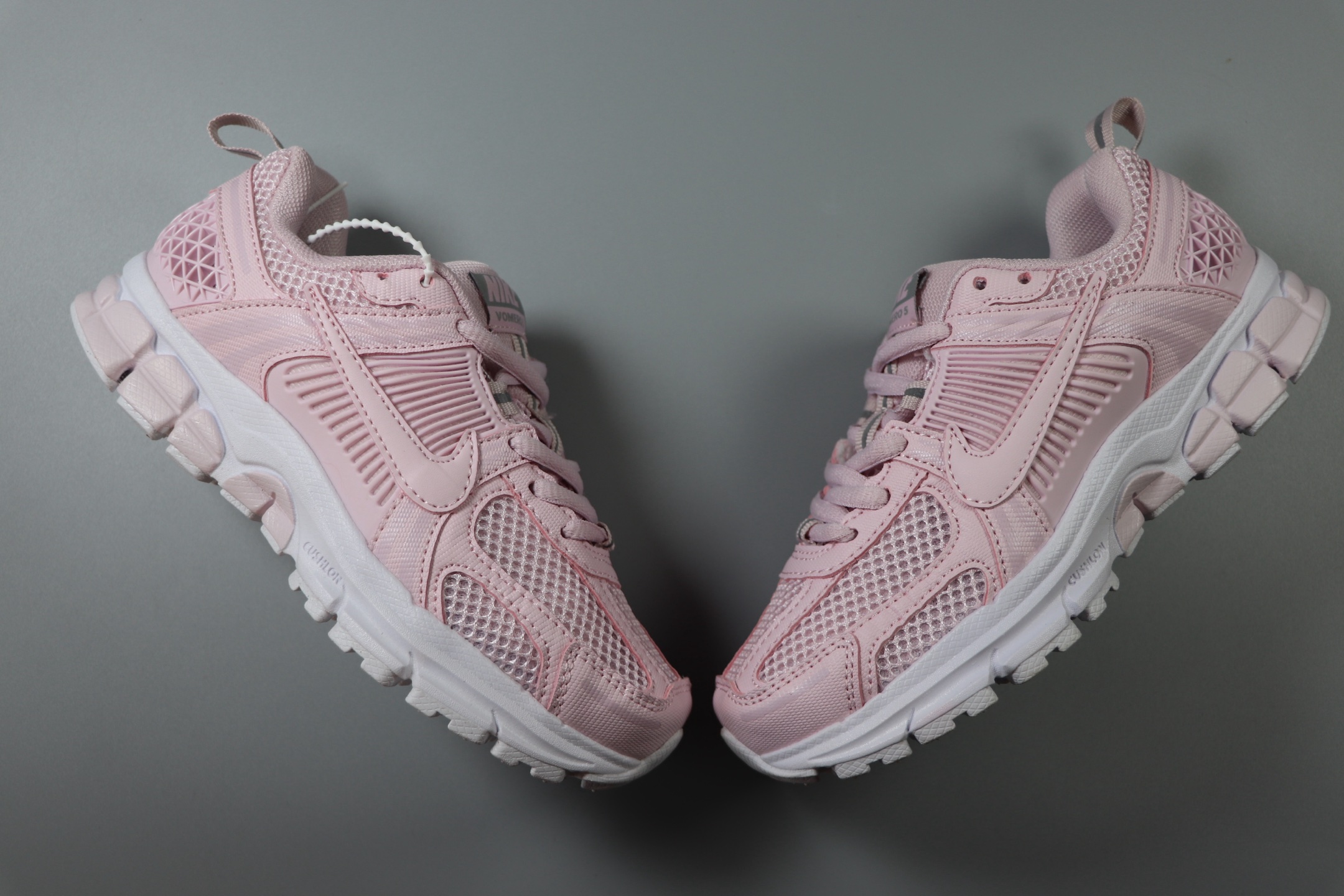 图片[6]-Nike Air Zoom Vomero5 童鞋定制 复古潮流运动鞋 鞋款采用多层设计，融入织物与合成材质，后跟网眼拼接和透气孔设计，轻盈透气Zoom Air缓震配置提供出色脚感。 货号：HF6998 600 尺码：25-37-选品中心