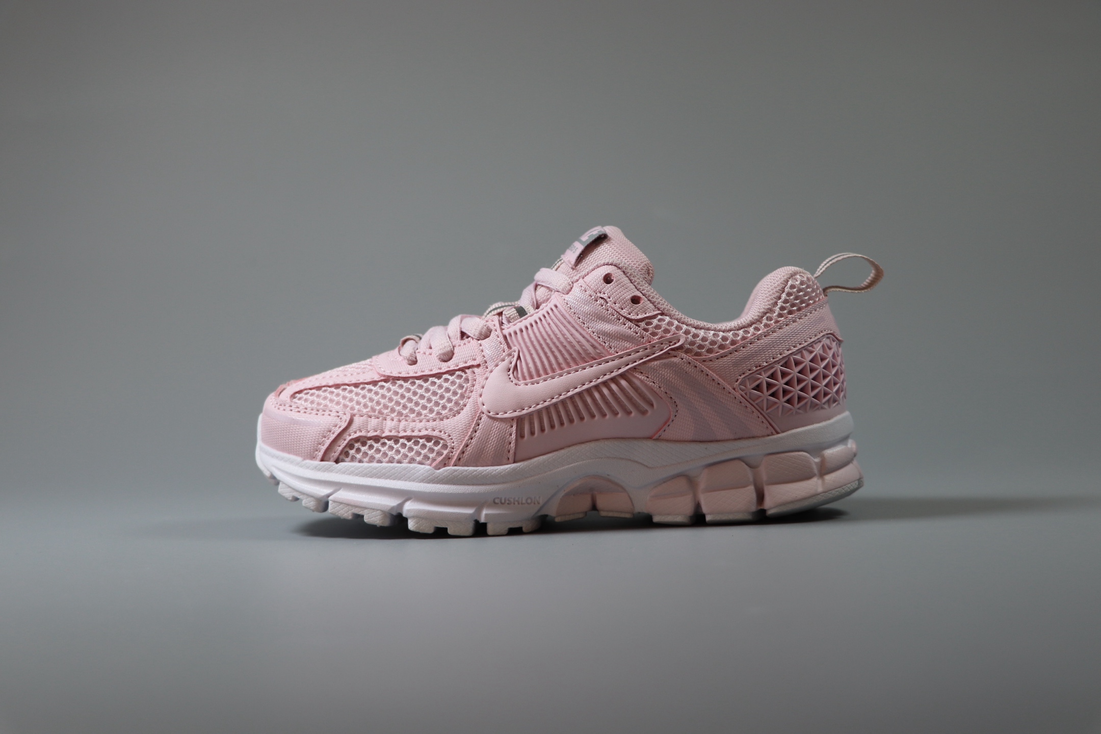 Nike Air Zoom Vomero5 童鞋定制 复古潮流运动鞋 鞋款采用多层设计，融入织物与合成材质，后跟网眼拼接和透气孔设计，轻盈透气Zoom Air缓震配置提供出色脚感。 货号：HF6998 600 尺码：25-37-选品中心