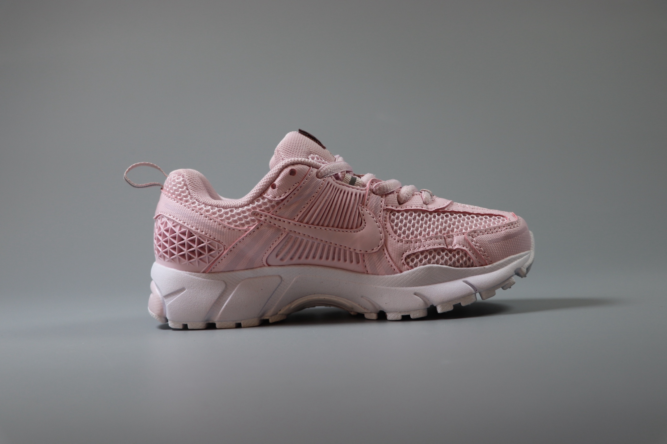 图片[2]-Nike Air Zoom Vomero5 童鞋定制 复古潮流运动鞋 鞋款采用多层设计，融入织物与合成材质，后跟网眼拼接和透气孔设计，轻盈透气Zoom Air缓震配置提供出色脚感。 货号：HF6998 600 尺码：25-37-选品中心