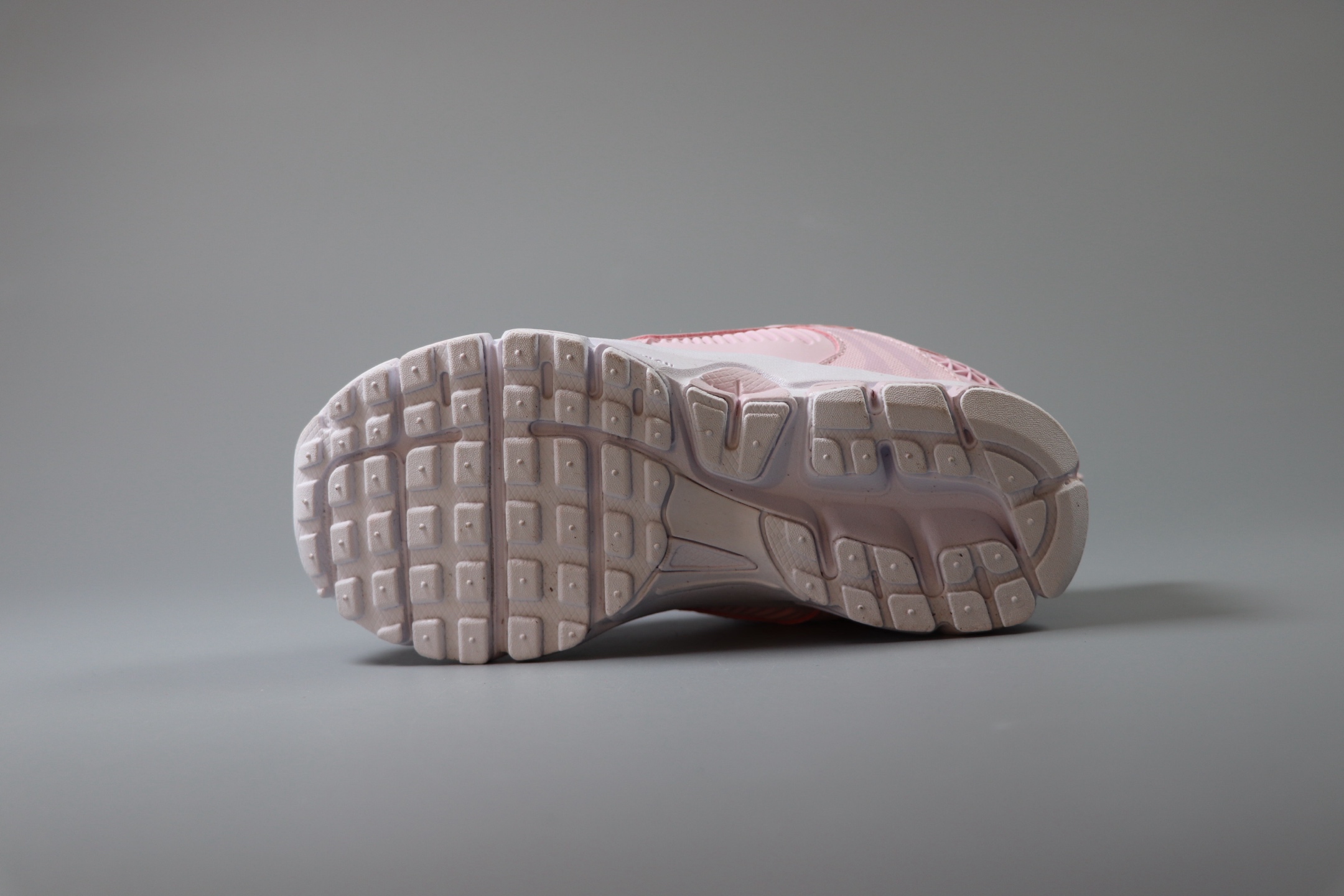 图片[3]-Nike Air Zoom Vomero5 童鞋定制 复古潮流运动鞋 鞋款采用多层设计，融入织物与合成材质，后跟网眼拼接和透气孔设计，轻盈透气Zoom Air缓震配置提供出色脚感。 货号：HF6998 600 尺码：25-37-选品中心