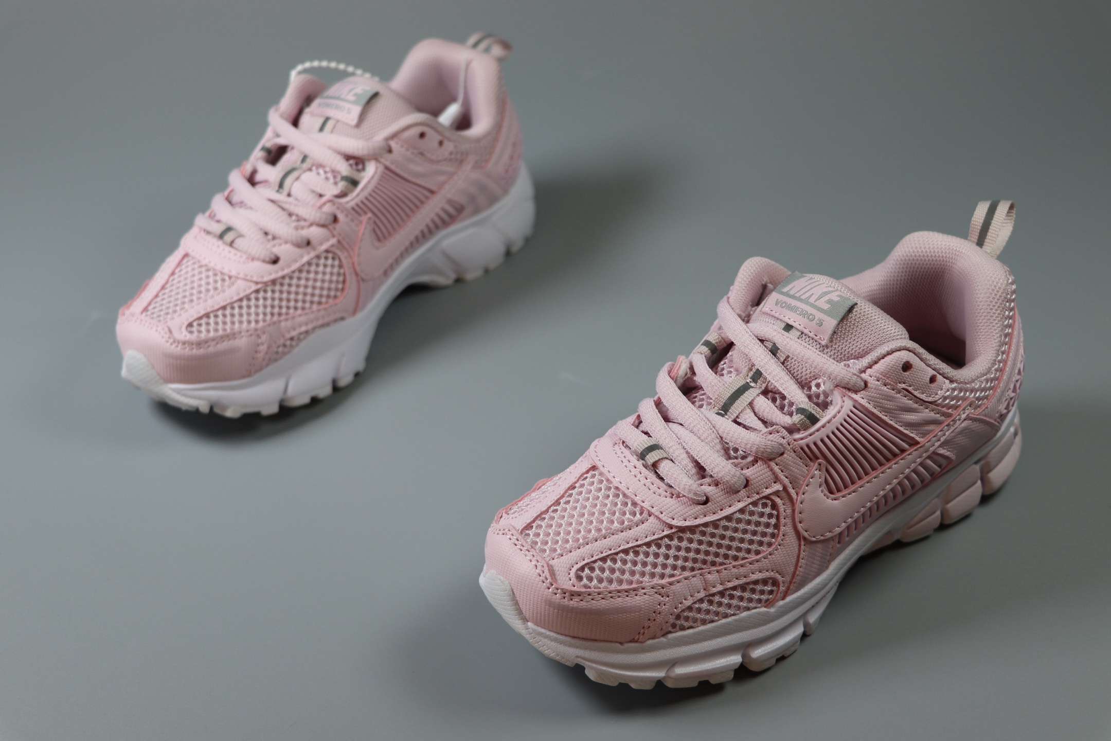 图片[8]-Nike Air Zoom Vomero5 童鞋定制 复古潮流运动鞋 鞋款采用多层设计，融入织物与合成材质，后跟网眼拼接和透气孔设计，轻盈透气Zoom Air缓震配置提供出色脚感。 货号：HF6998 600 尺码：25-37-选品中心