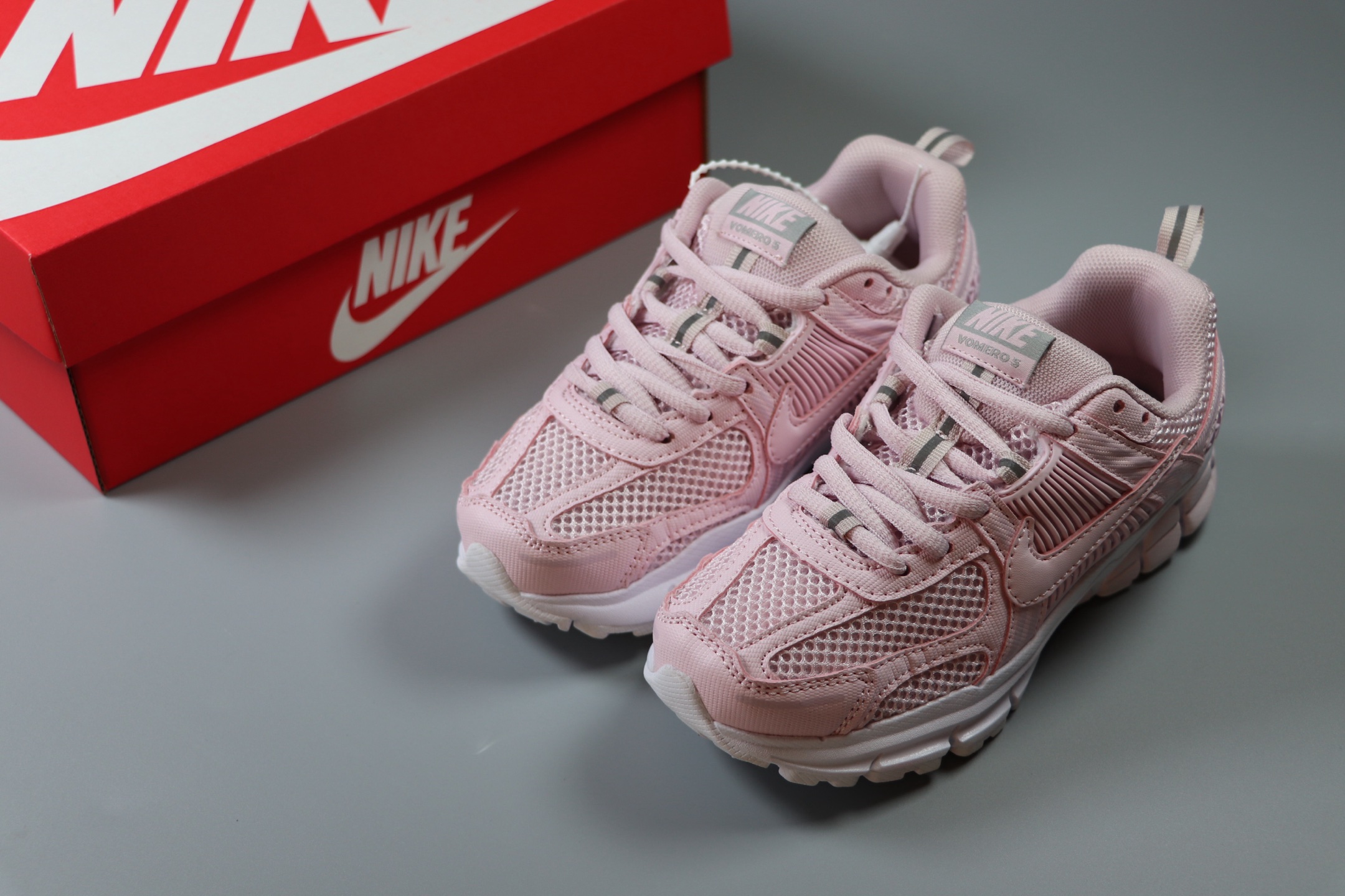 图片[9]-Nike Air Zoom Vomero5 童鞋定制 复古潮流运动鞋 鞋款采用多层设计，融入织物与合成材质，后跟网眼拼接和透气孔设计，轻盈透气Zoom Air缓震配置提供出色脚感。 货号：HF6998 600 尺码：25-37-选品中心