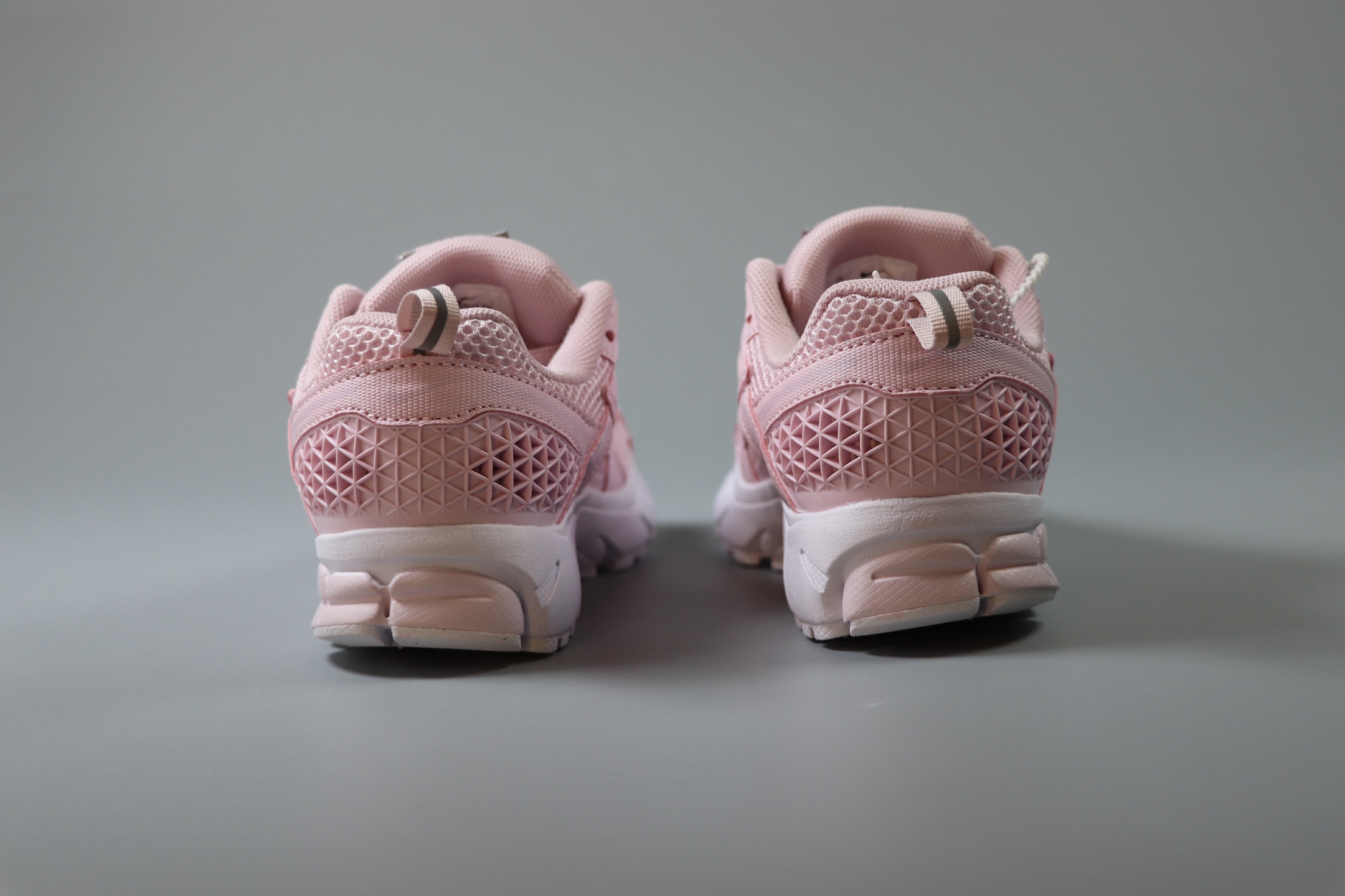 图片[4]-Nike Air Zoom Vomero5 童鞋定制 复古潮流运动鞋 鞋款采用多层设计，融入织物与合成材质，后跟网眼拼接和透气孔设计，轻盈透气Zoom Air缓震配置提供出色脚感。 货号：HF6998 600 尺码：25-37-选品中心