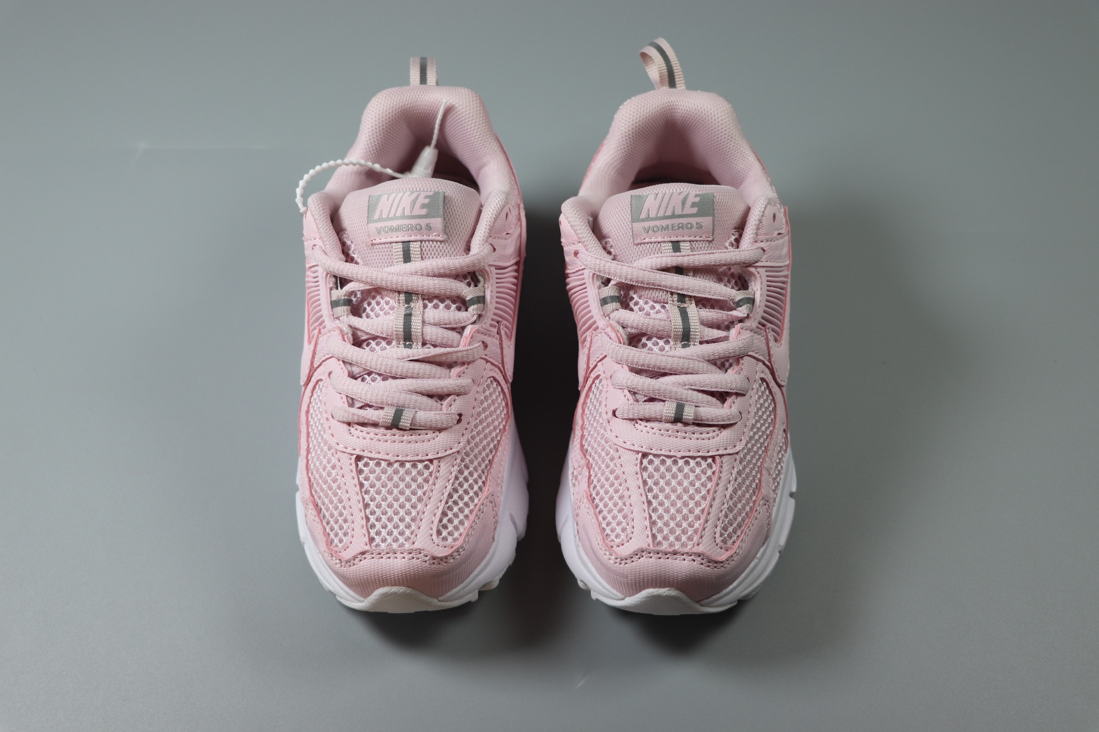 图片[5]-Nike Air Zoom Vomero5 童鞋定制 复古潮流运动鞋 鞋款采用多层设计，融入织物与合成材质，后跟网眼拼接和透气孔设计，轻盈透气Zoom Air缓震配置提供出色脚感。 货号：HF6998 600 尺码：25-37-选品中心