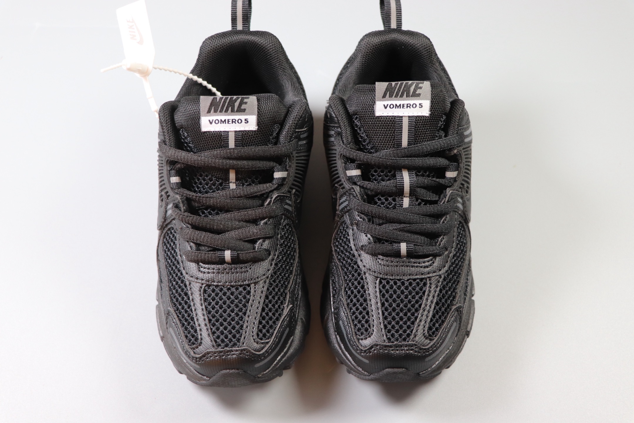 图片[5]-Nike Air Zoom Vomero5 童鞋定制 复古潮流运动鞋 鞋款采用多层设计，融入织物与合成材质，后跟网眼拼接和透气孔设计，轻盈透气Zoom Air缓震配置提供出色脚感。 货号：HF6998 001 尺码：25-37-选品中心