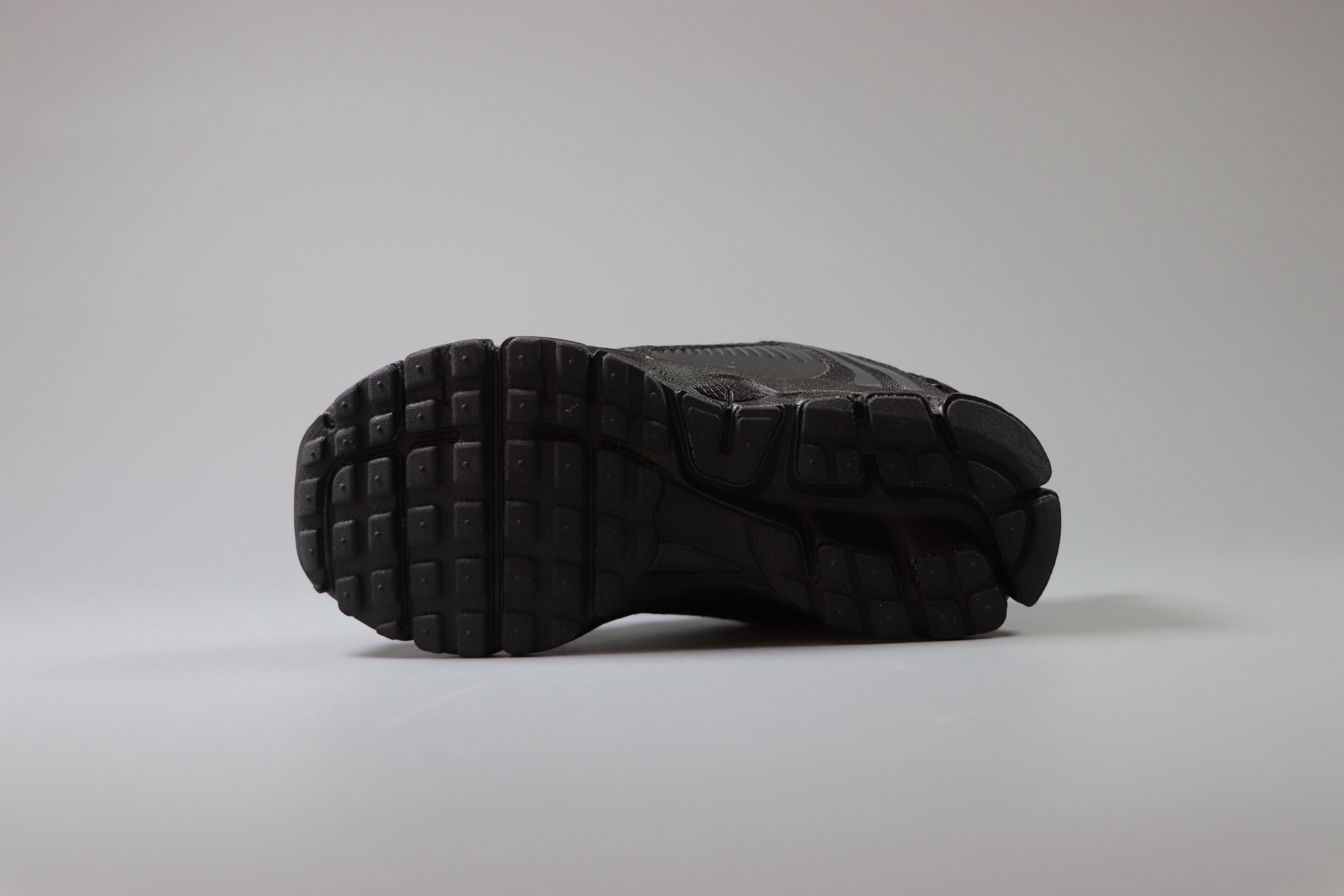 图片[3]-Nike Air Zoom Vomero5 童鞋定制 复古潮流运动鞋 鞋款采用多层设计，融入织物与合成材质，后跟网眼拼接和透气孔设计，轻盈透气Zoom Air缓震配置提供出色脚感。 货号：HF6998 001 尺码：25-37-选品中心