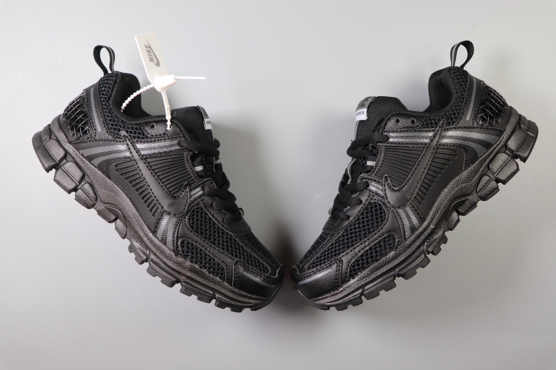 图片[6]-Nike Air Zoom Vomero5 童鞋定制 复古潮流运动鞋 鞋款采用多层设计，融入织物与合成材质，后跟网眼拼接和透气孔设计，轻盈透气Zoom Air缓震配置提供出色脚感。 货号：HF6998 001 尺码：25-37-选品中心