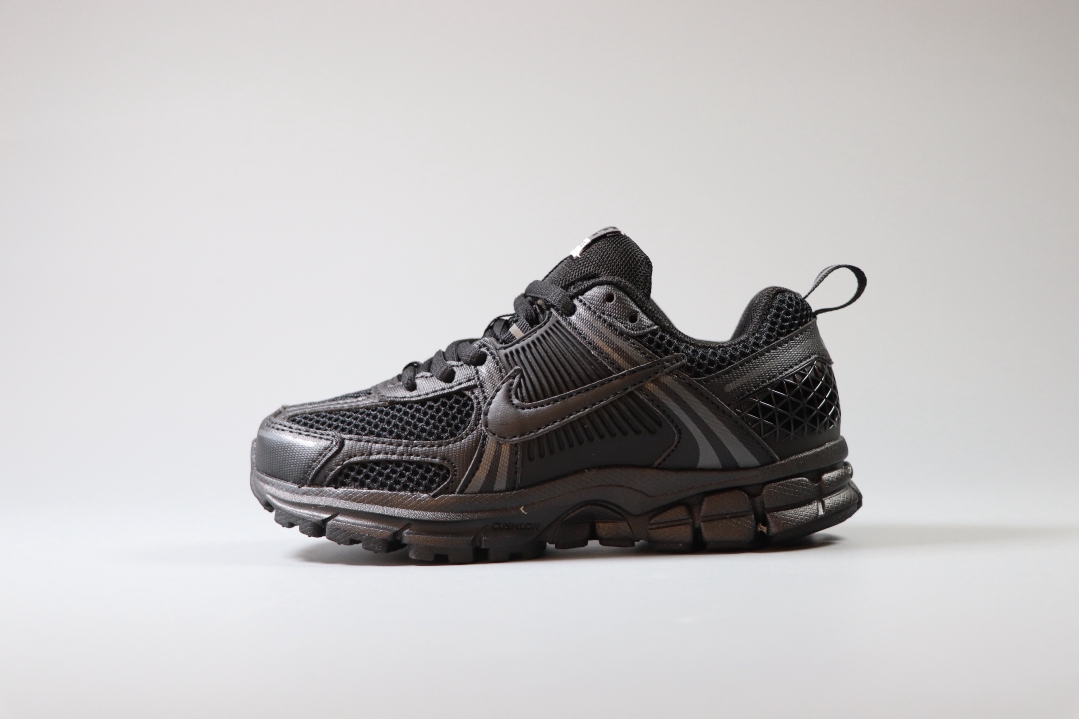 Nike Air Zoom Vomero5 童鞋定制 复古潮流运动鞋 鞋款采用多层设计，融入织物与合成材质，后跟网眼拼接和透气孔设计，轻盈透气Zoom Air缓震配置提供出色脚感。 货号：HF6998 001 尺码：25-37-选品中心