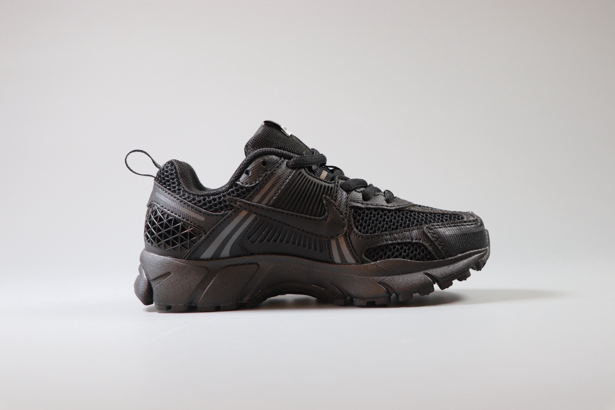 图片[2]-Nike Air Zoom Vomero5 童鞋定制 复古潮流运动鞋 鞋款采用多层设计，融入织物与合成材质，后跟网眼拼接和透气孔设计，轻盈透气Zoom Air缓震配置提供出色脚感。 货号：HF6998 001 尺码：25-37-选品中心