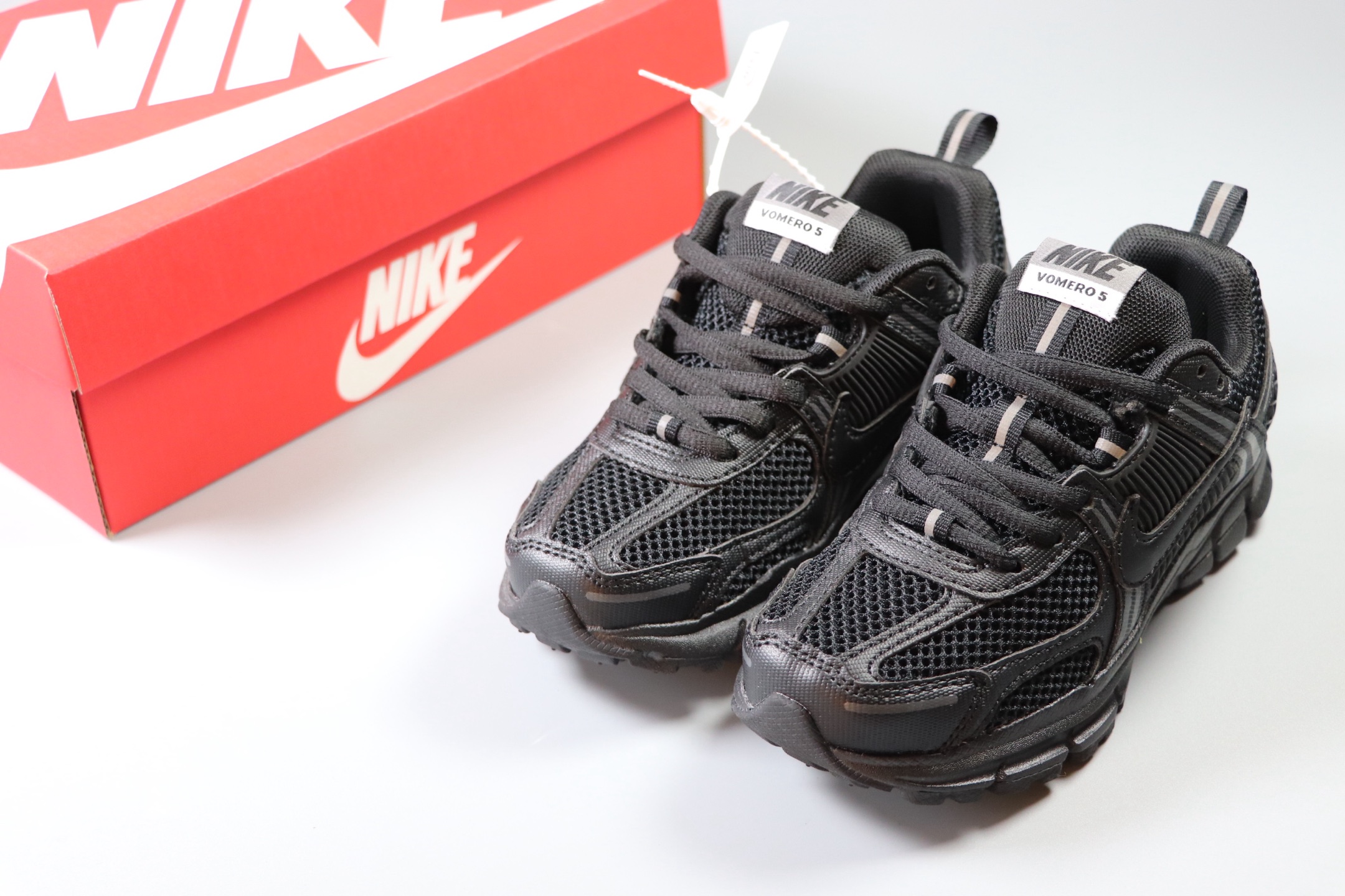 图片[9]-Nike Air Zoom Vomero5 童鞋定制 复古潮流运动鞋 鞋款采用多层设计，融入织物与合成材质，后跟网眼拼接和透气孔设计，轻盈透气Zoom Air缓震配置提供出色脚感。 货号：HF6998 001 尺码：25-37-选品中心