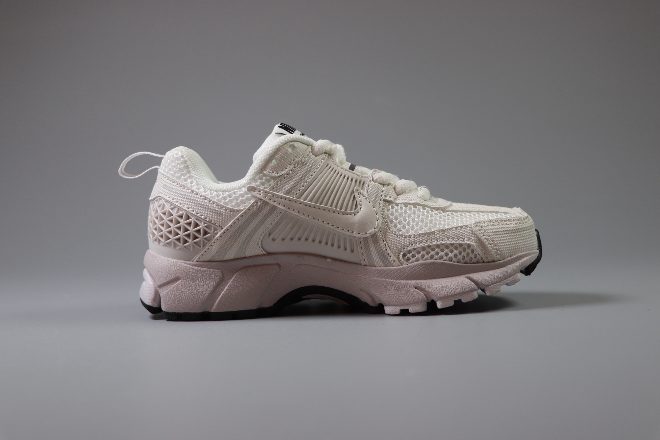 图片[2]-Nike Air Zoom Vomero5 童鞋定制 复古潮流运动鞋 鞋款采用多层设计，融入织物与合成材质，后跟网眼拼接和透气孔设计，轻盈透气Zoom Air缓震配置提供出色脚感。 货号：HF6998 100 尺码：25-37-选品中心