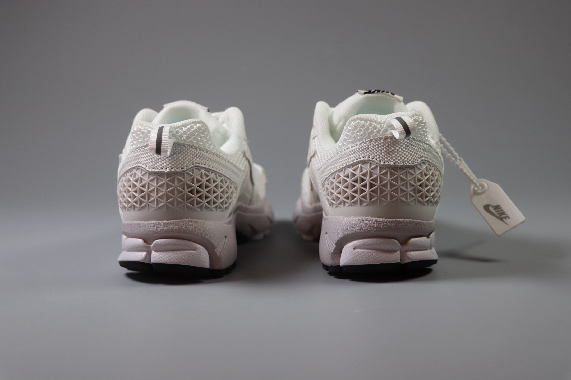 图片[4]-Nike Air Zoom Vomero5 童鞋定制 复古潮流运动鞋 鞋款采用多层设计，融入织物与合成材质，后跟网眼拼接和透气孔设计，轻盈透气Zoom Air缓震配置提供出色脚感。 货号：HF6998 100 尺码：25-37-选品中心