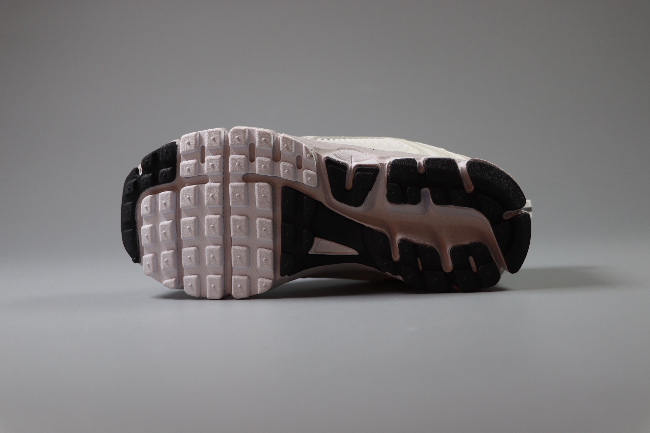 图片[3]-Nike Air Zoom Vomero5 童鞋定制 复古潮流运动鞋 鞋款采用多层设计，融入织物与合成材质，后跟网眼拼接和透气孔设计，轻盈透气Zoom Air缓震配置提供出色脚感。 货号：HF6998 100 尺码：25-37-选品中心