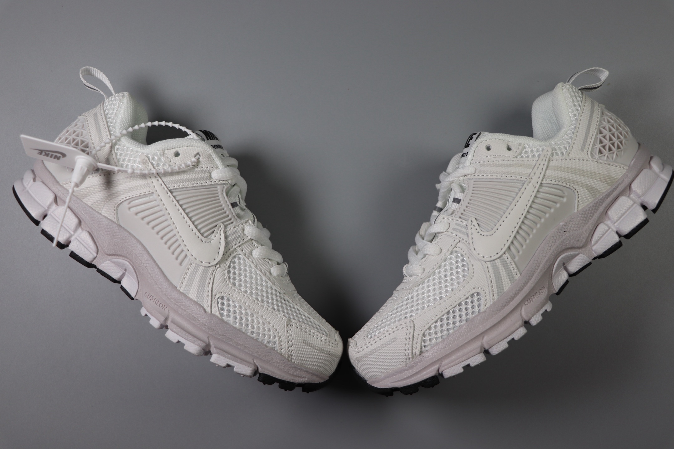 图片[6]-Nike Air Zoom Vomero5 童鞋定制 复古潮流运动鞋 鞋款采用多层设计，融入织物与合成材质，后跟网眼拼接和透气孔设计，轻盈透气Zoom Air缓震配置提供出色脚感。 货号：HF6998 100 尺码：25-37-选品中心