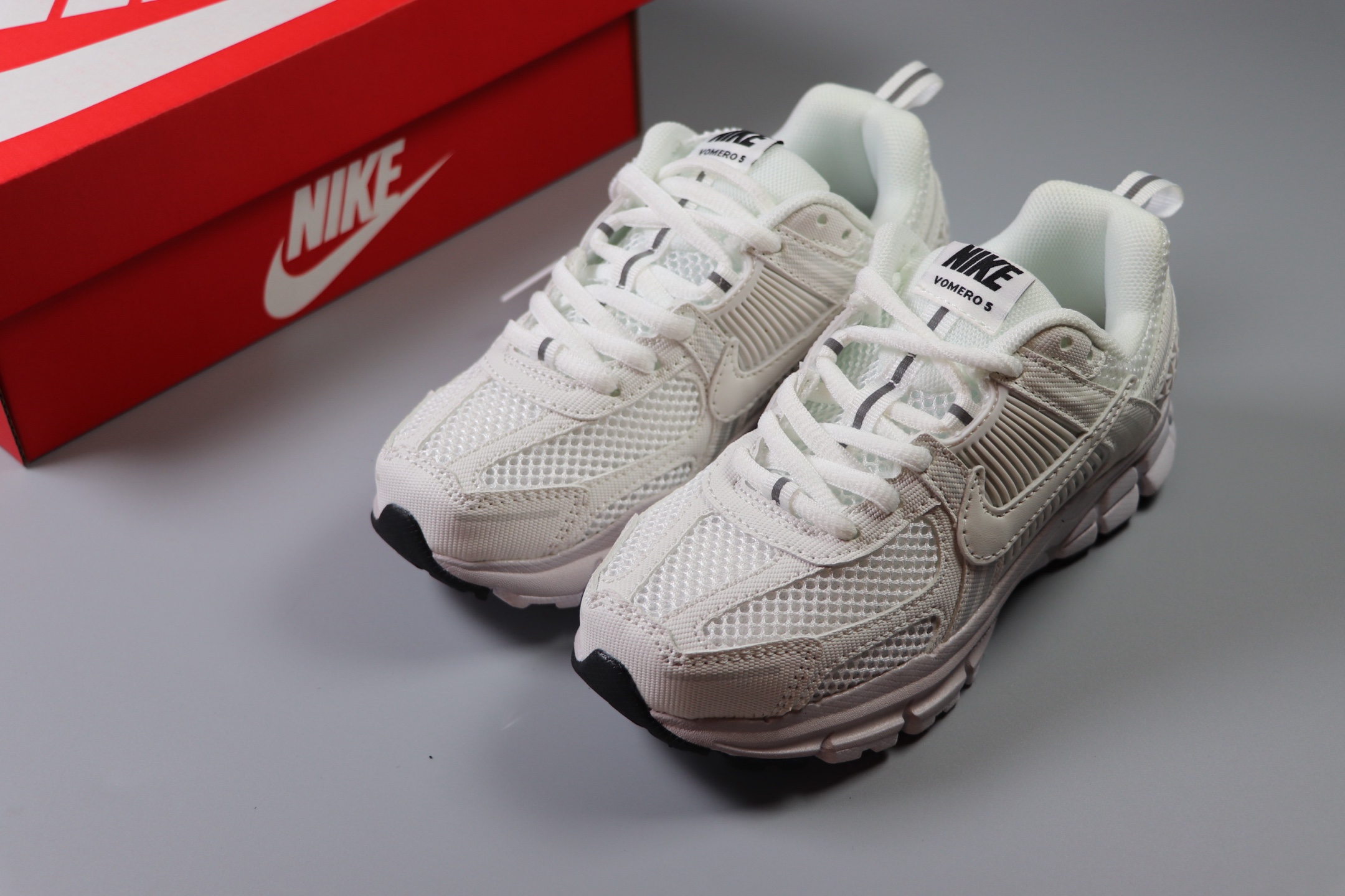 图片[9]-Nike Air Zoom Vomero5 童鞋定制 复古潮流运动鞋 鞋款采用多层设计，融入织物与合成材质，后跟网眼拼接和透气孔设计，轻盈透气Zoom Air缓震配置提供出色脚感。 货号：HF6998 100 尺码：25-37-选品中心