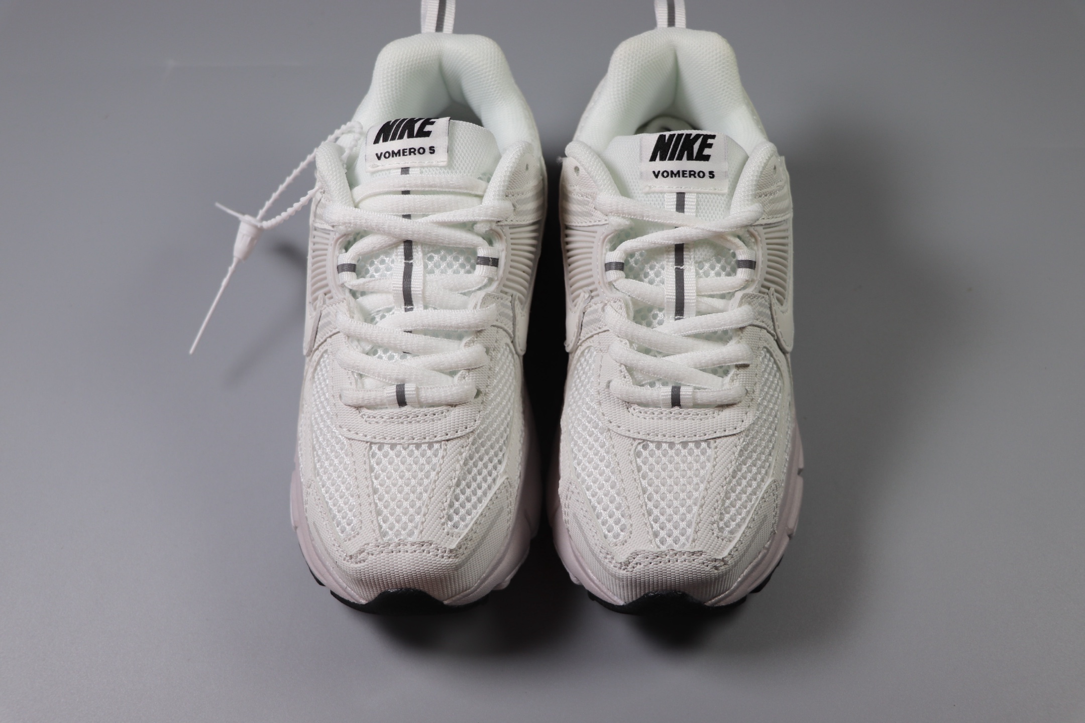 图片[5]-Nike Air Zoom Vomero5 童鞋定制 复古潮流运动鞋 鞋款采用多层设计，融入织物与合成材质，后跟网眼拼接和透气孔设计，轻盈透气Zoom Air缓震配置提供出色脚感。 货号：HF6998 100 尺码：25-37-选品中心