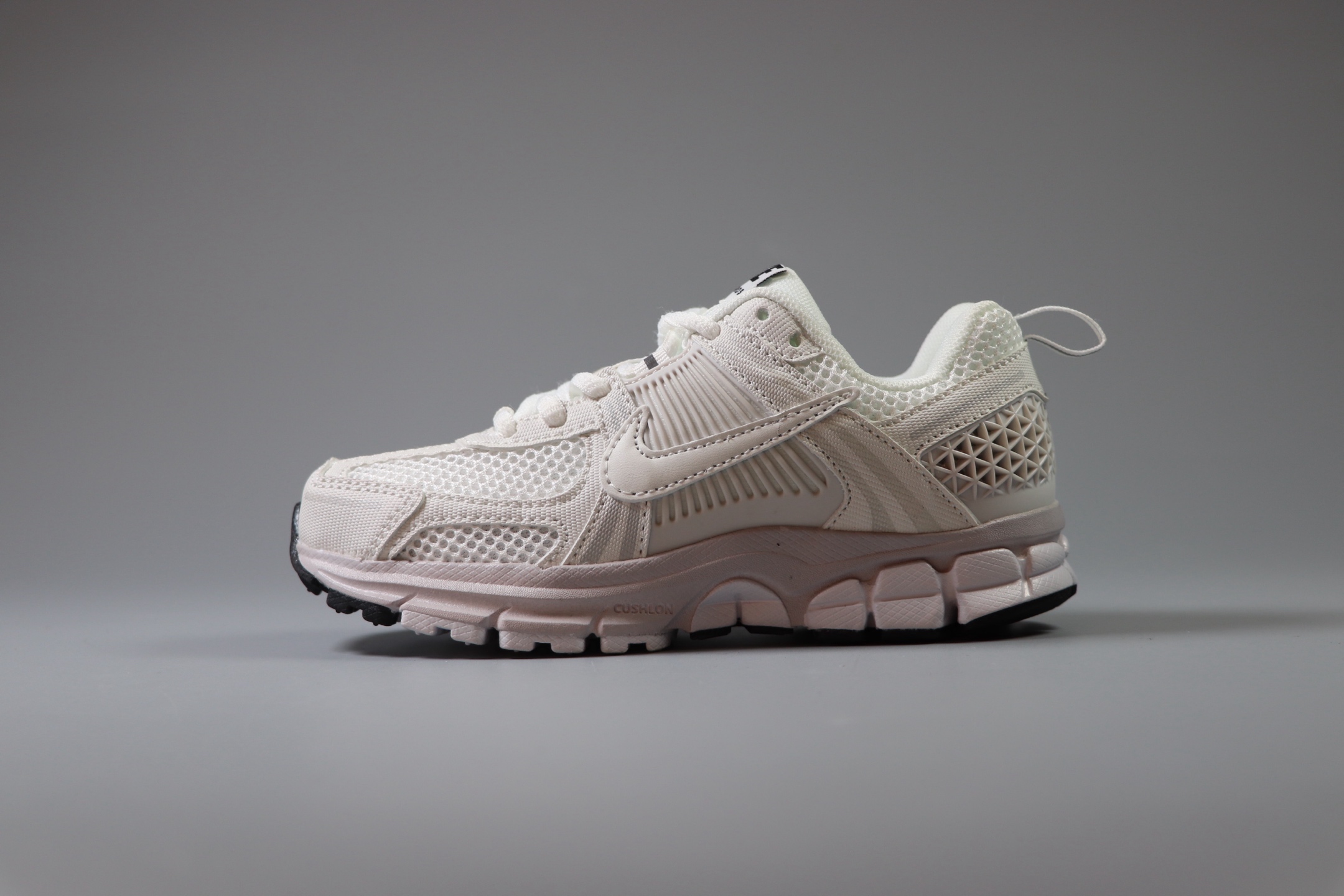 Nike Air Zoom Vomero5 童鞋定制 复古潮流运动鞋 鞋款采用多层设计，融入织物与合成材质，后跟网眼拼接和透气孔设计，轻盈透气Zoom Air缓震配置提供出色脚感。 货号：HF6998 100 尺码：25-37-选品中心