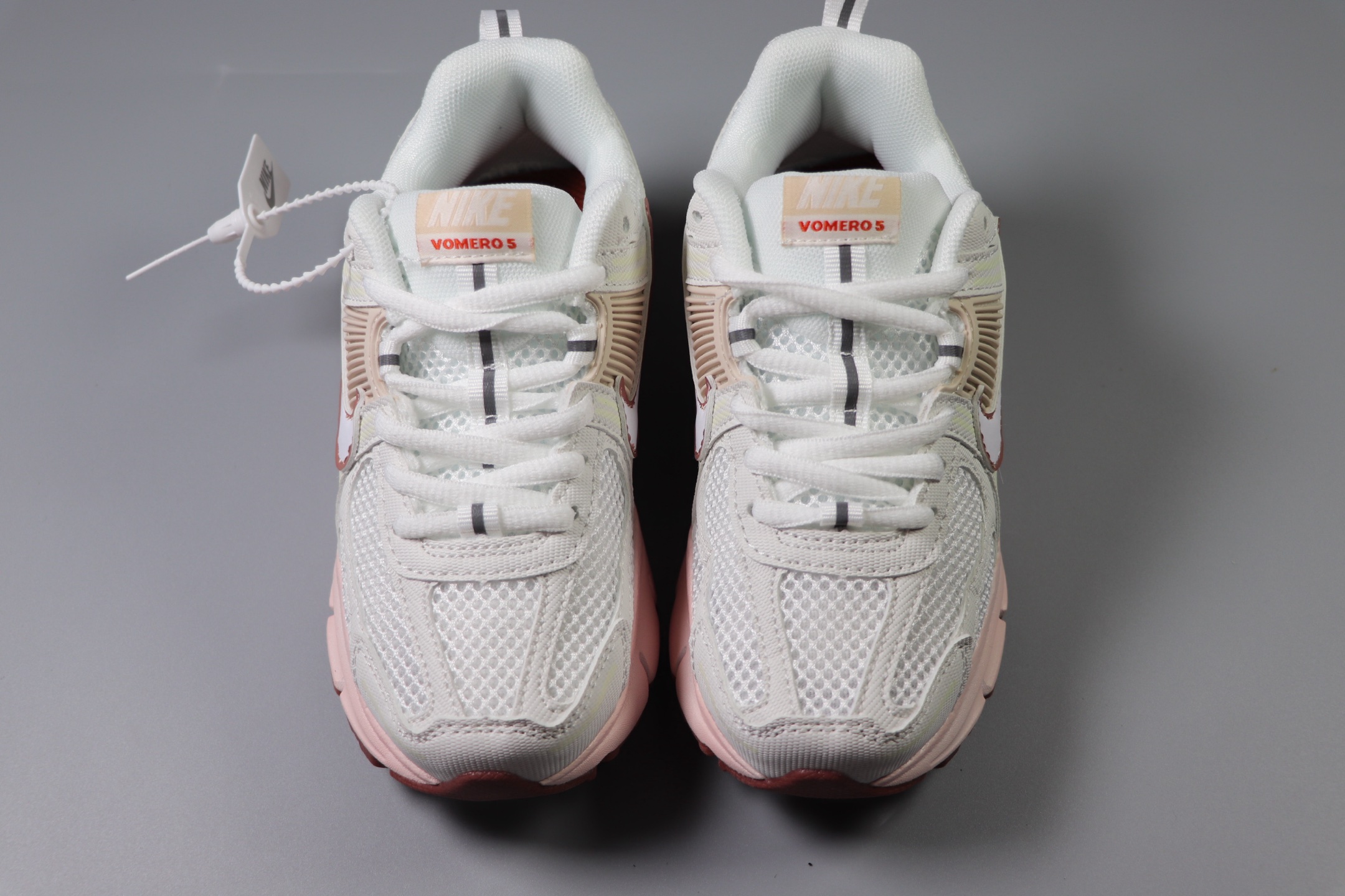 图片[5]-Nike Air Zoom Vomero5 童鞋定制 复古潮流运动鞋 鞋款采用多层设计，融入织物与合成材质，后跟网眼拼接和透气孔设计，轻盈透气Zoom Air缓震配置提供出色脚感。 货号：FJ2028 002 尺码：25-37-选品中心