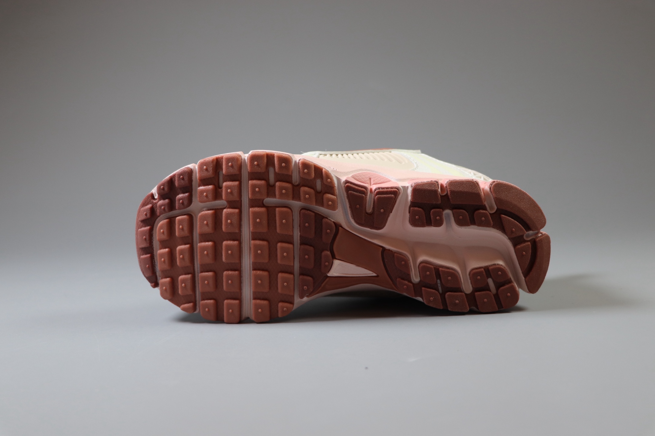 图片[3]-Nike Air Zoom Vomero5 童鞋定制 复古潮流运动鞋 鞋款采用多层设计，融入织物与合成材质，后跟网眼拼接和透气孔设计，轻盈透气Zoom Air缓震配置提供出色脚感。 货号：FJ2028 002 尺码：25-37-选品中心