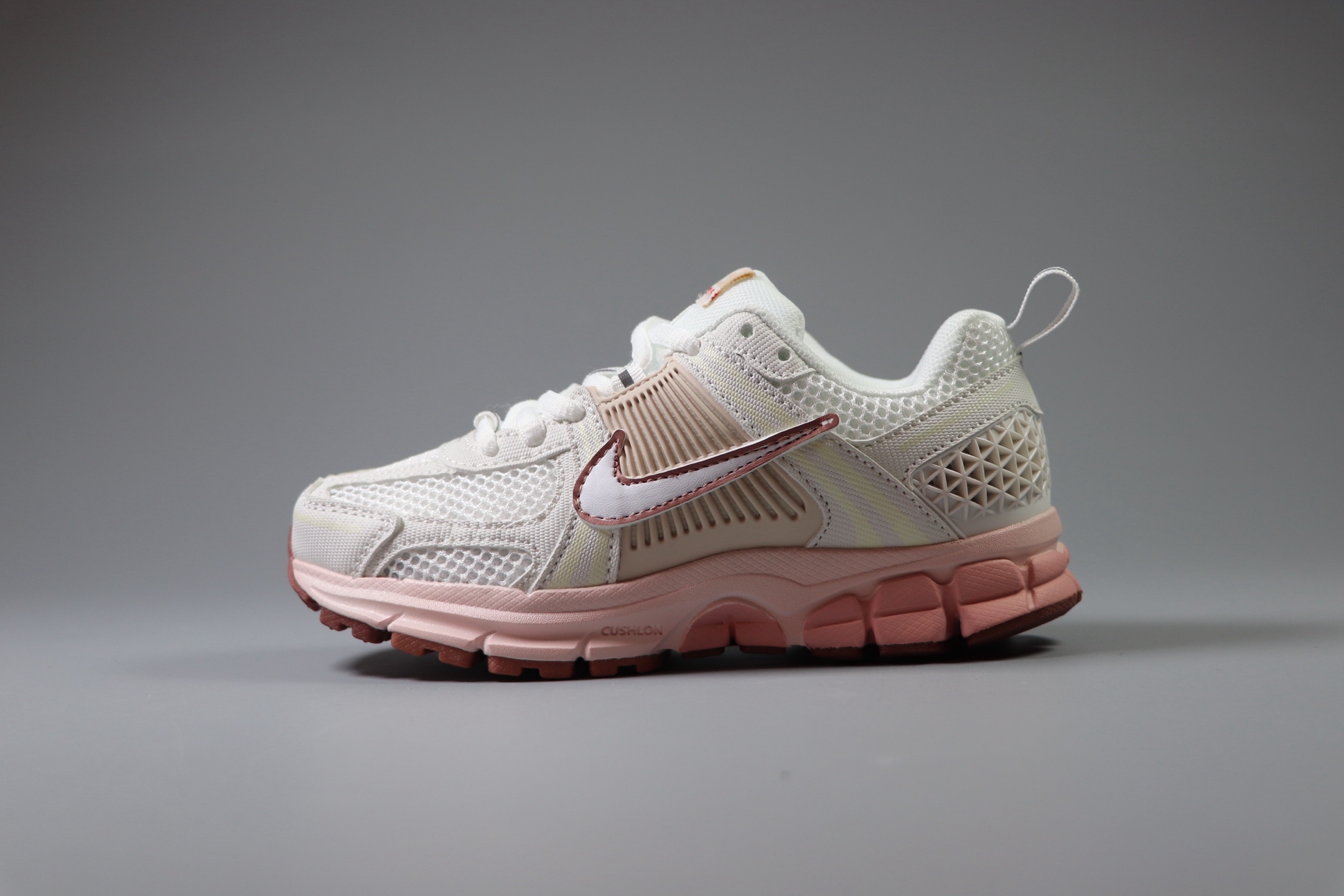 Nike Air Zoom Vomero5 童鞋定制 复古潮流运动鞋 鞋款采用多层设计，融入织物与合成材质，后跟网眼拼接和透气孔设计，轻盈透气Zoom Air缓震配置提供出色脚感。 货号：FJ2028 002 尺码：25-37-选品中心