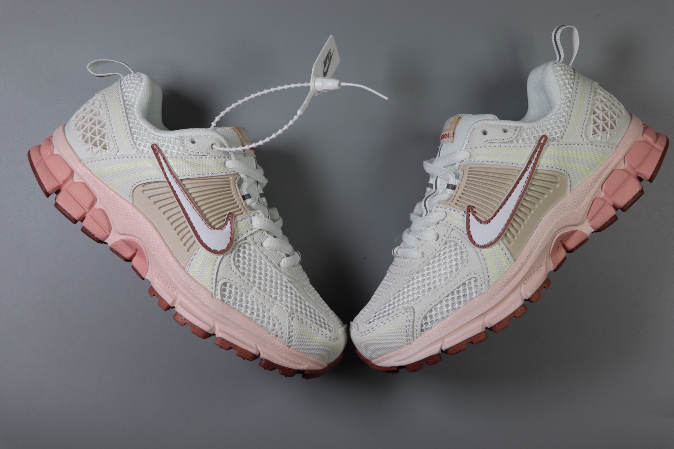 图片[6]-Nike Air Zoom Vomero5 童鞋定制 复古潮流运动鞋 鞋款采用多层设计，融入织物与合成材质，后跟网眼拼接和透气孔设计，轻盈透气Zoom Air缓震配置提供出色脚感。 货号：FJ2028 002 尺码：25-37-选品中心